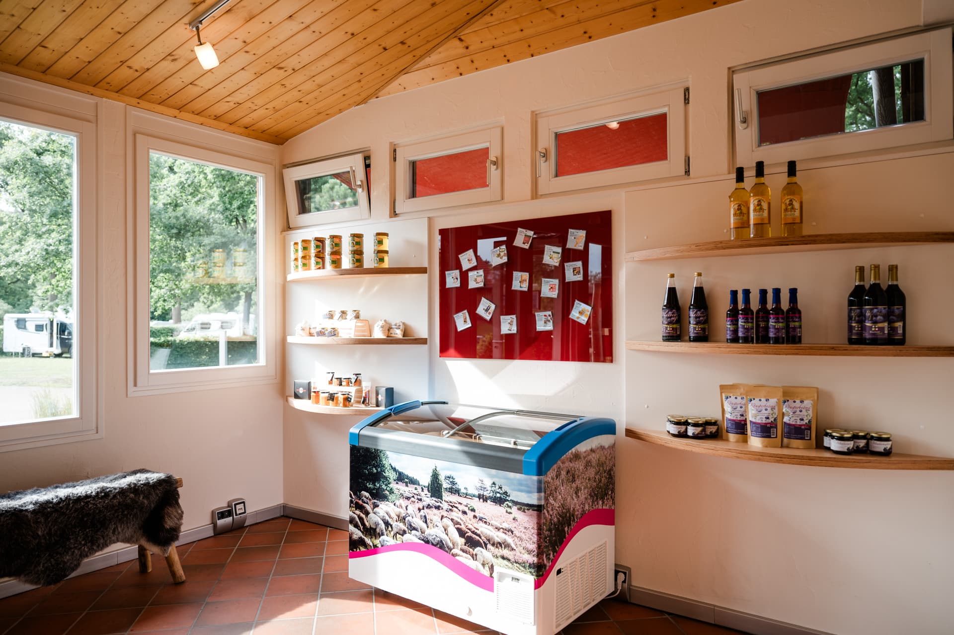 einkaufen im mini markt des campingpark südheideshopping in the mini market at campingpark südheideshopping i minimarkedet på campingpark südheidewinkelen in de minimarkt op campingpark südheide