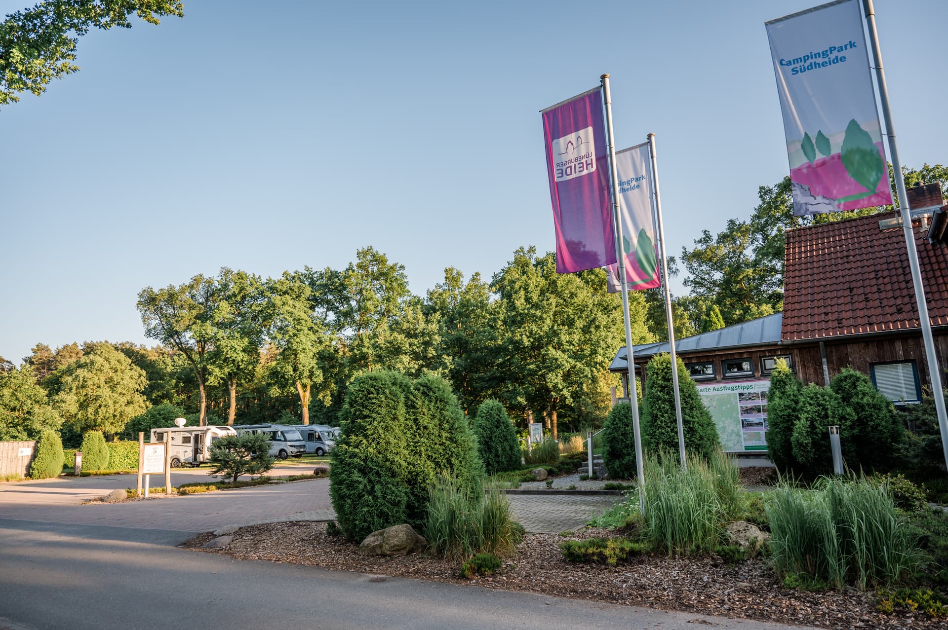 anreise an der rezeption des campingpark südheidearrival at the reception of campingpark südheideankomst til receptionen på campingpark südheideaankomst aan de receptie van campingpark südheide