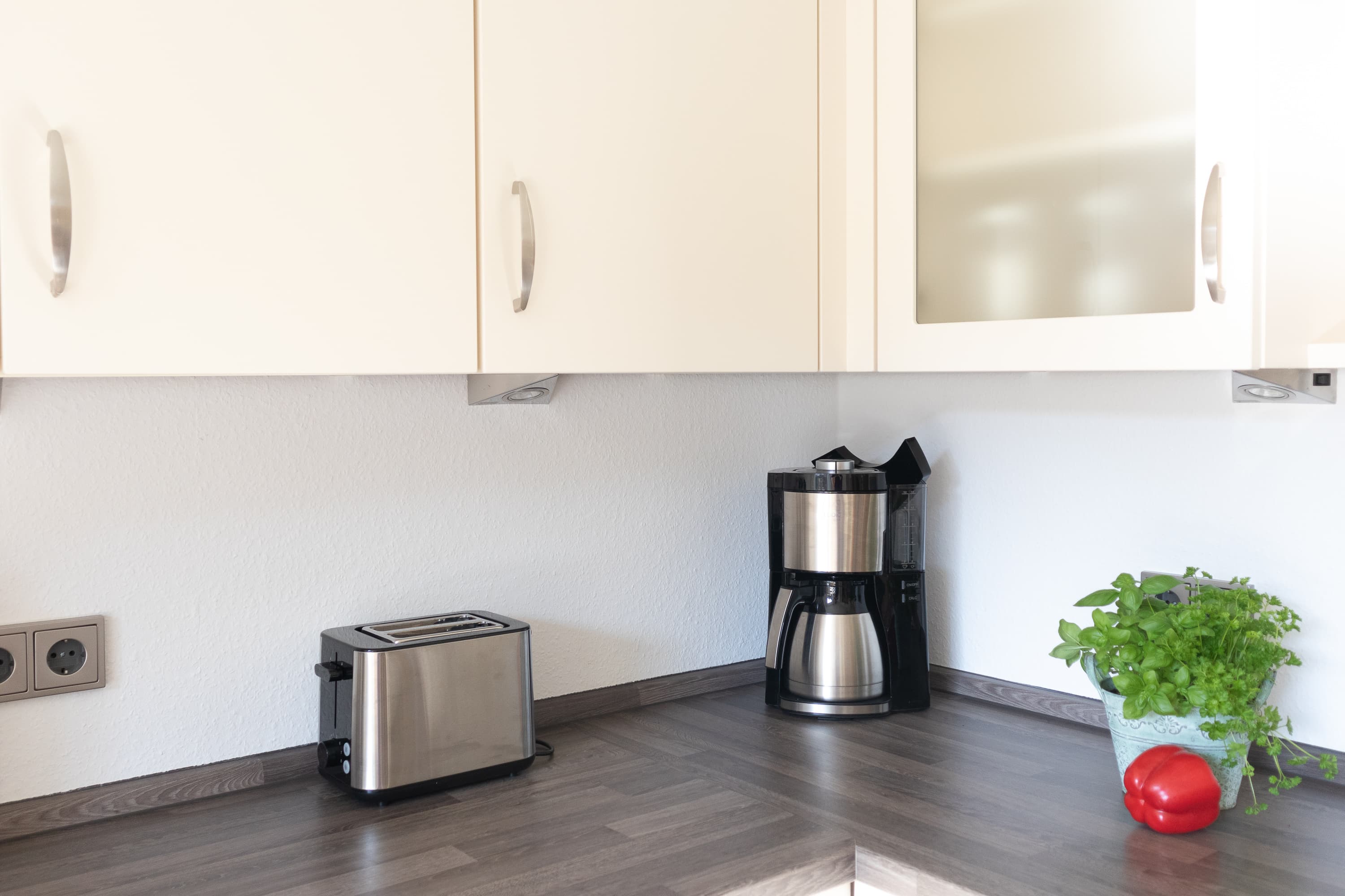 Ferienhaus LandMeer in Garlstorf Küche mit Kaffeemaschine