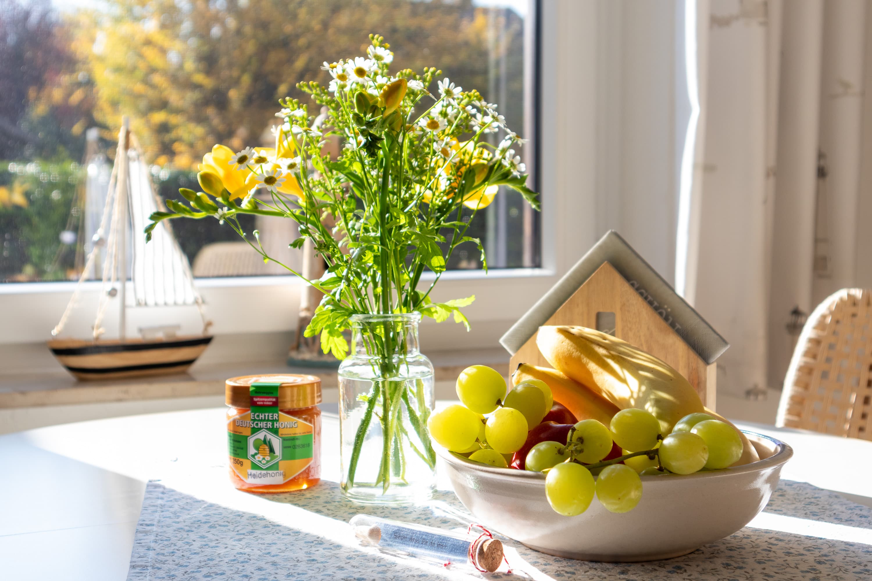 Ferienhaus LandMeer in Garlstorf Blumen Küche