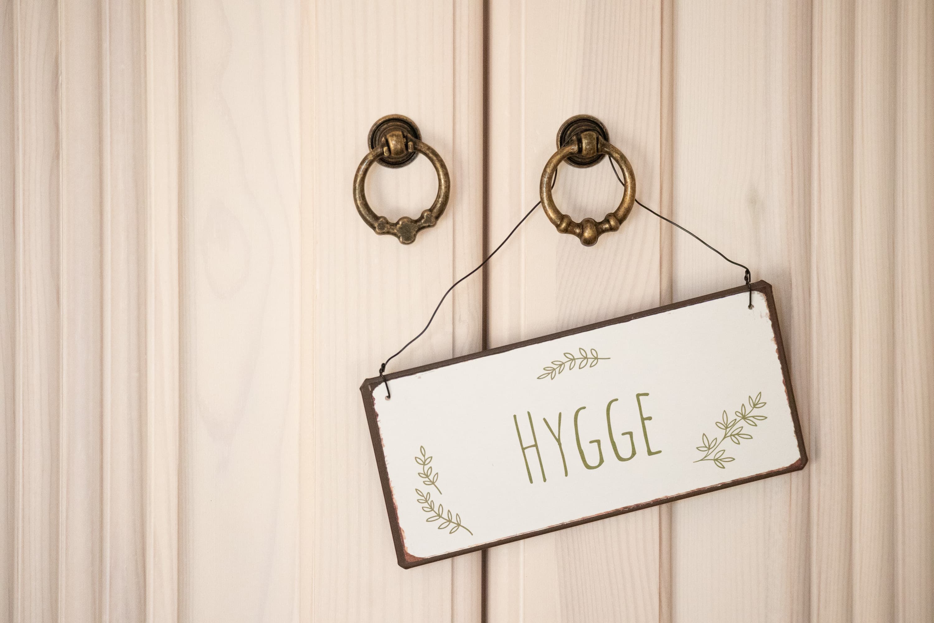 Ferienhaus LandMeer in Garlstorf Schild Hygge am Kleiderschrank