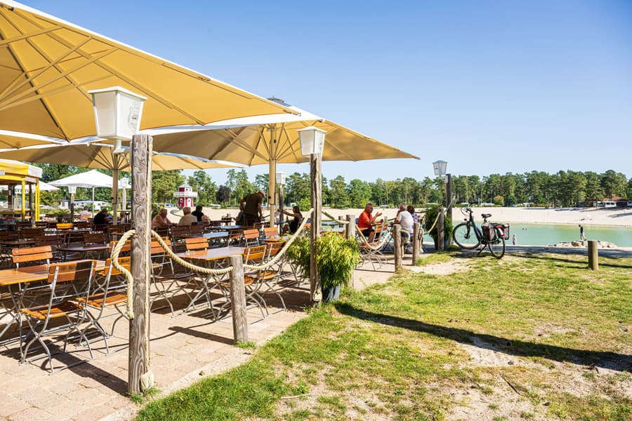 der badesee ist der höhepunkt im südsee camp. man trifft sich an der strandbar