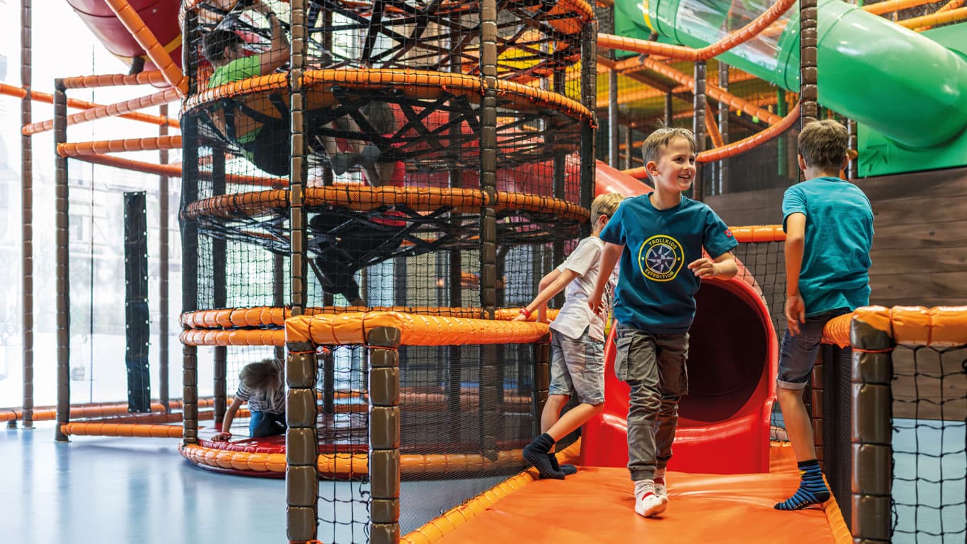 toller kinderspielplatz in der halle des südsee camps