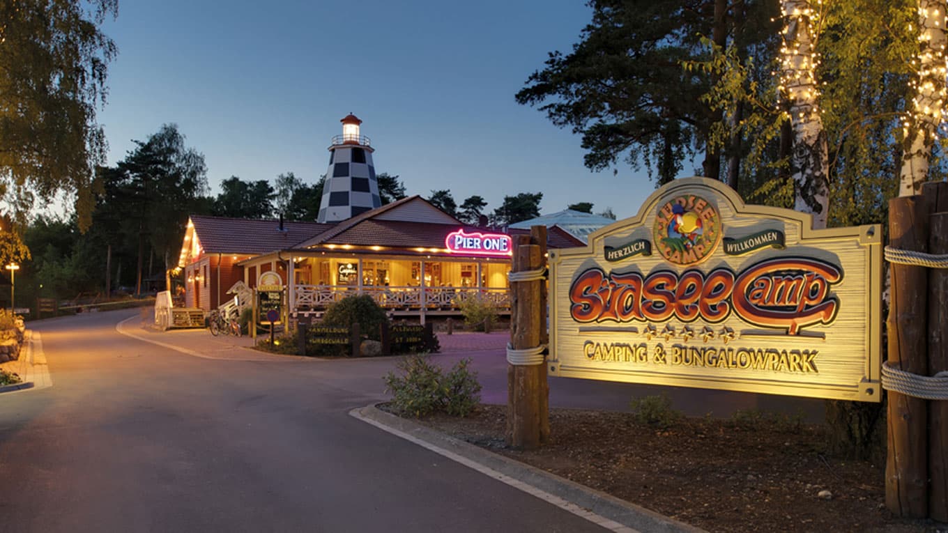 hier beginnt der urlaub. einfahrt des südsee camps lüneburger heide