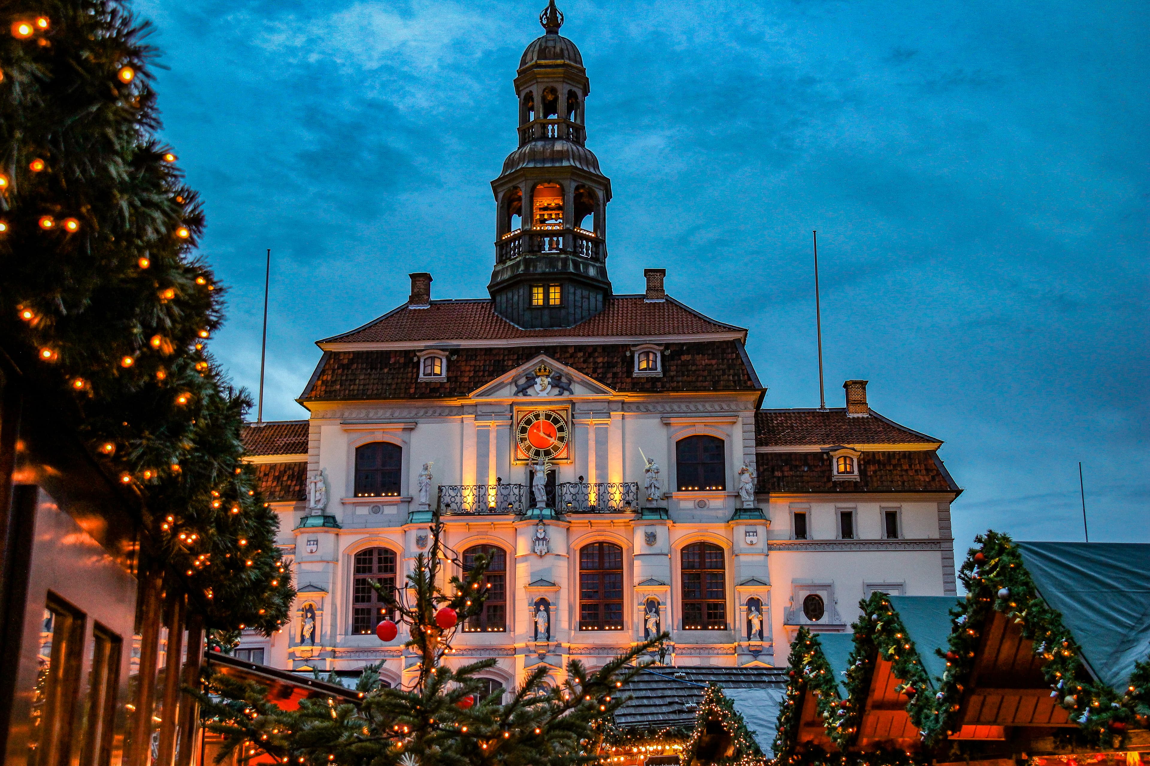 Weihnachtsmarkt vor dem Rathaus in Lüneburg