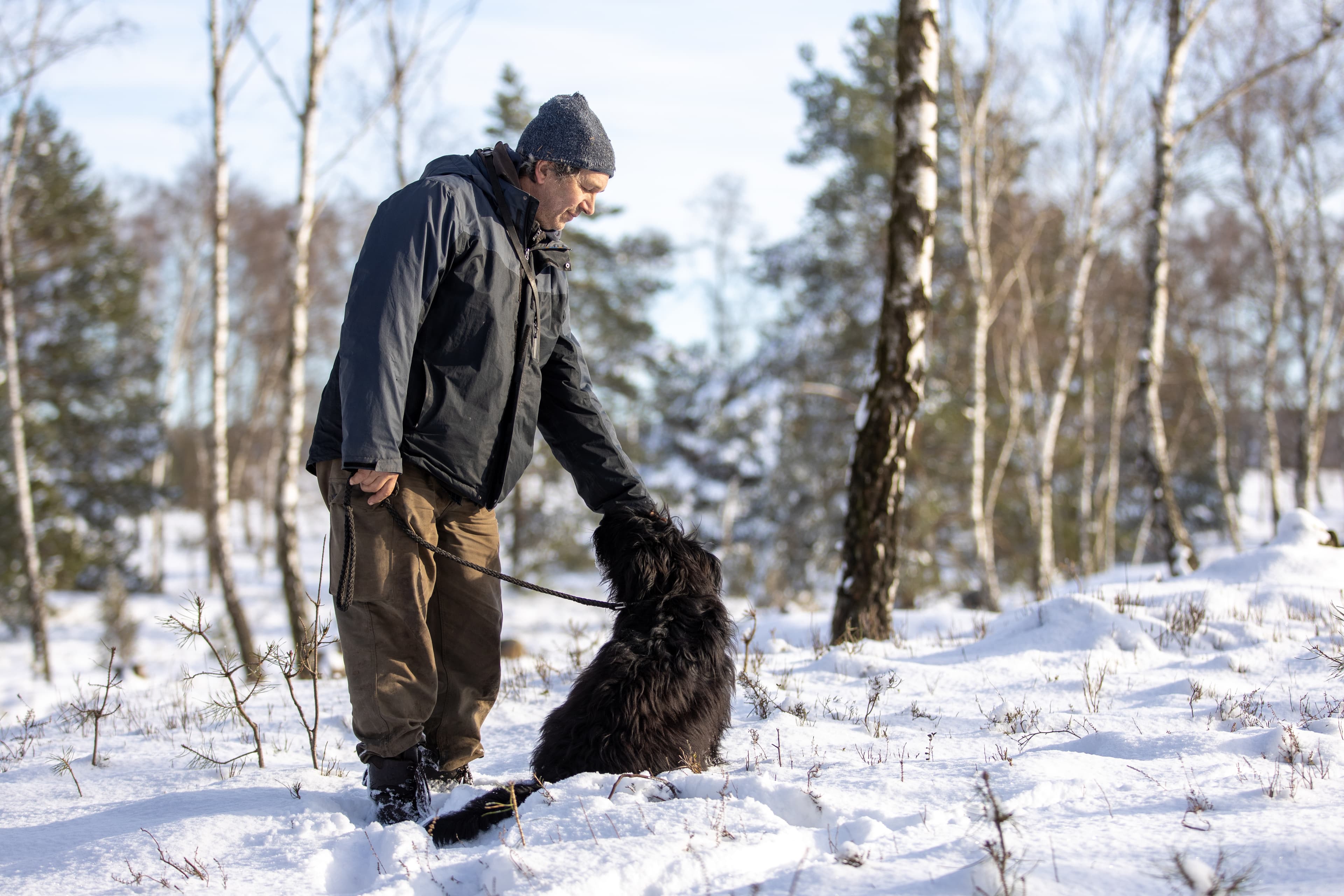 Schäfer Karl Kuhlmann mit seinem Hütehund in der verschneiten Oberoher Heide