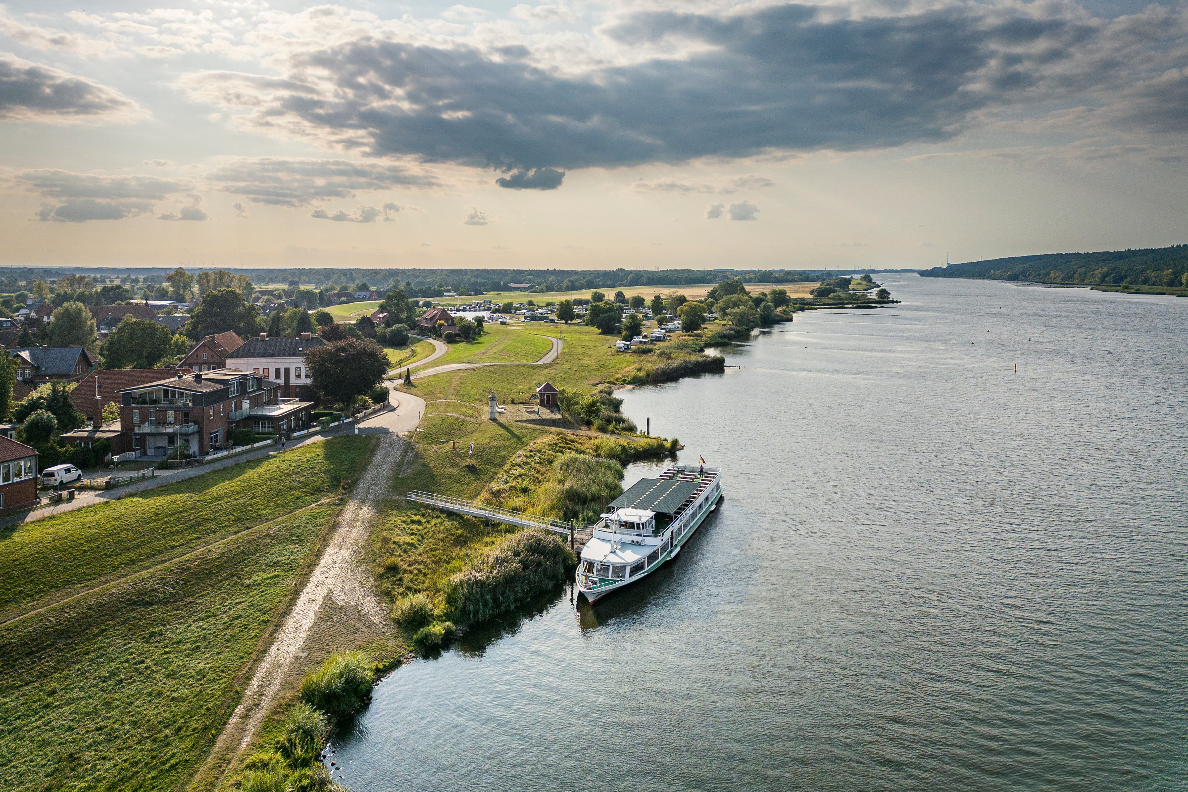 Fahrgastschiff "Lüneburger Heide" auf der Elbe bei Artlenbur