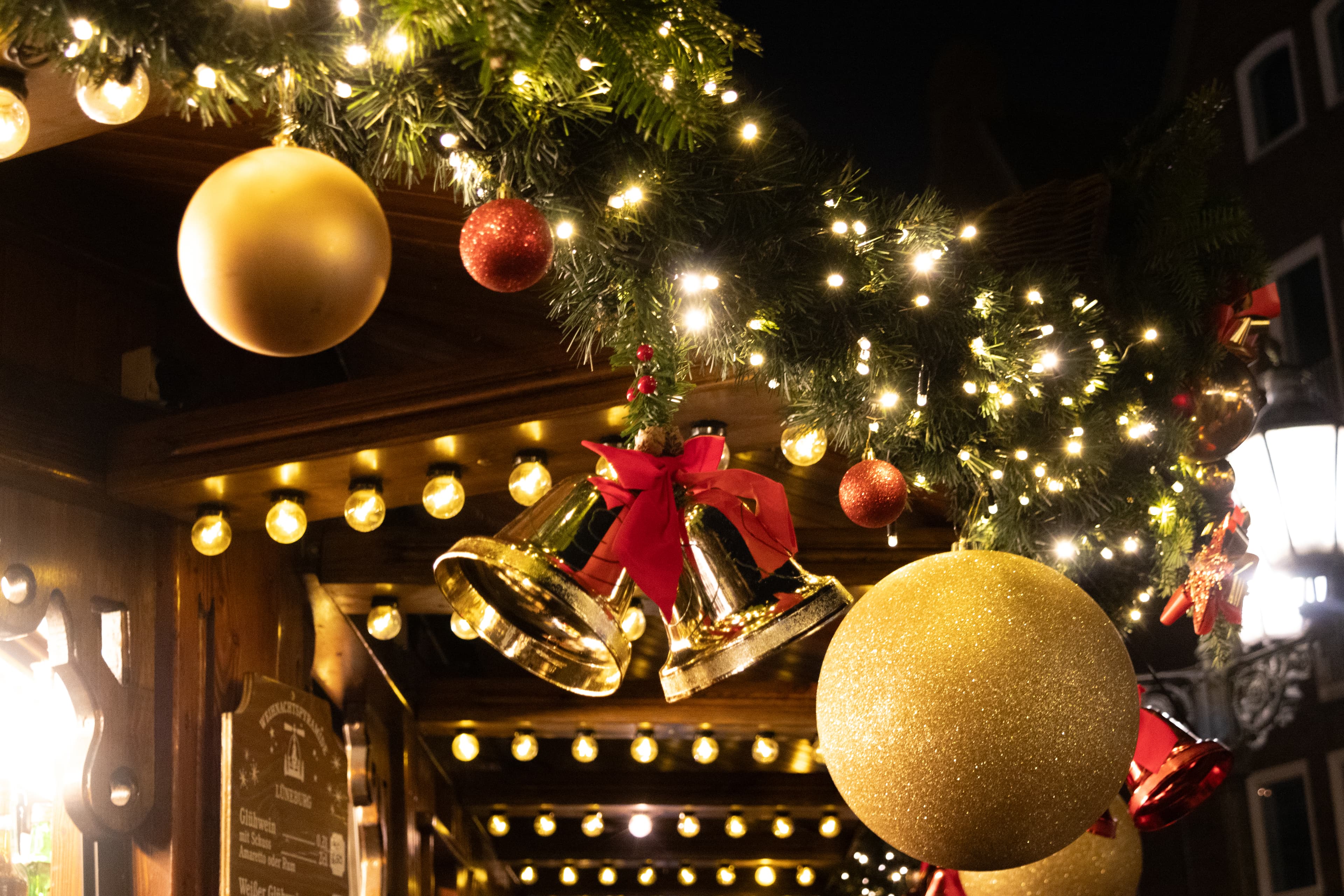 Weihnachtsbeleuchtung auf dem Weihnachtsmarkt in Lüneburg