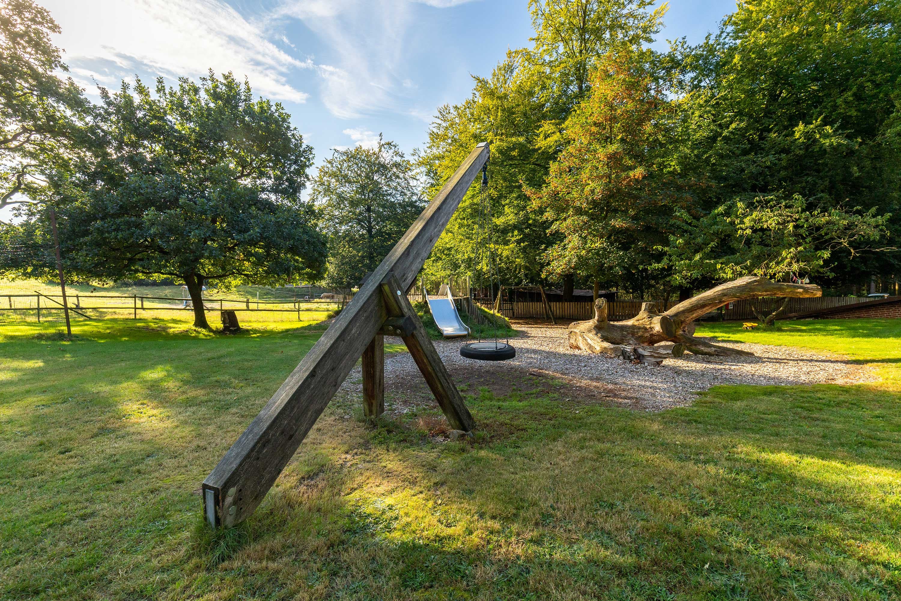 Familienhotel Lüneburger Heide ist der Hof Bockelmann mit seinem Spielplatz