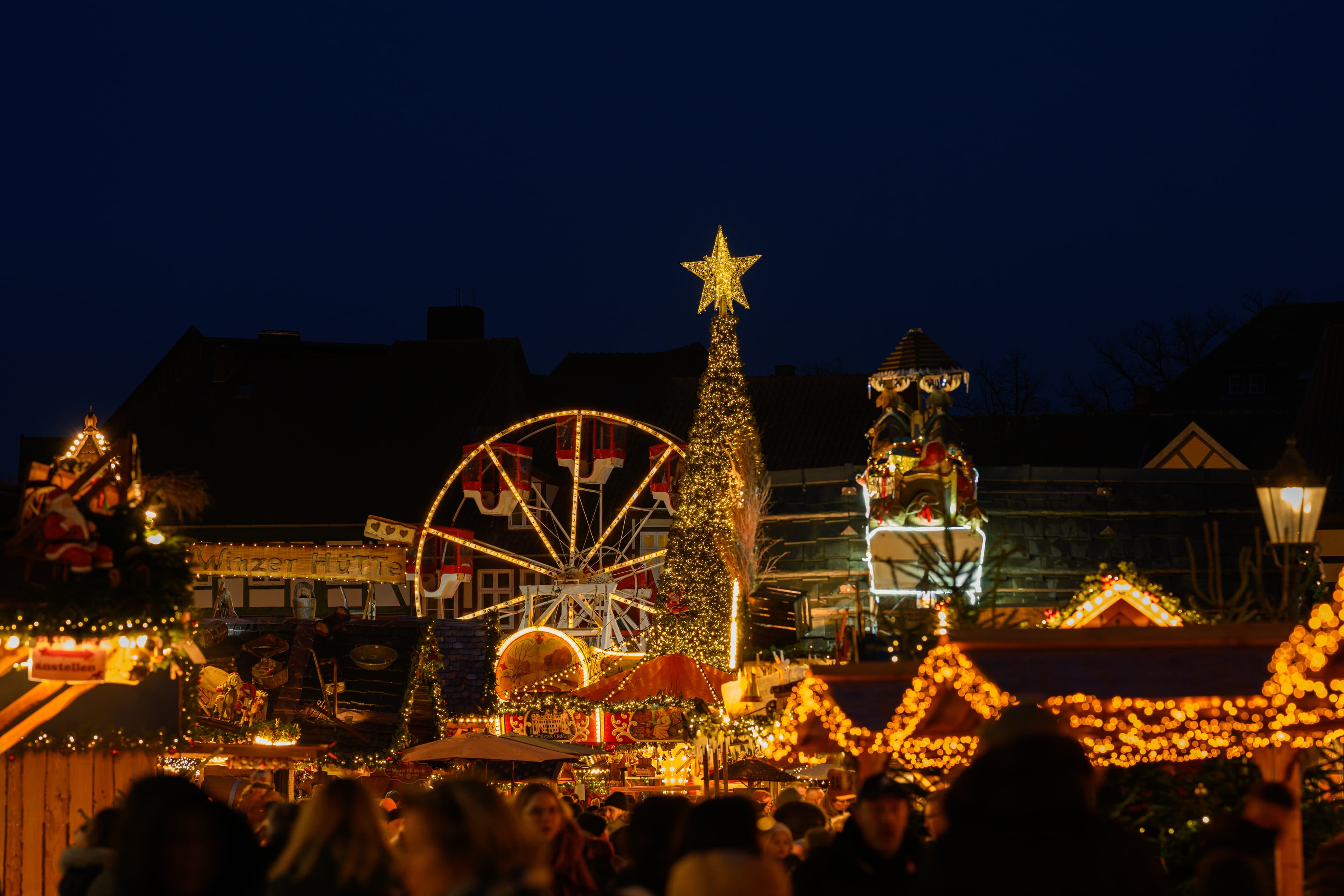 Blick über den Celler Weihnachtsmarkt zur Weihnachtszeit