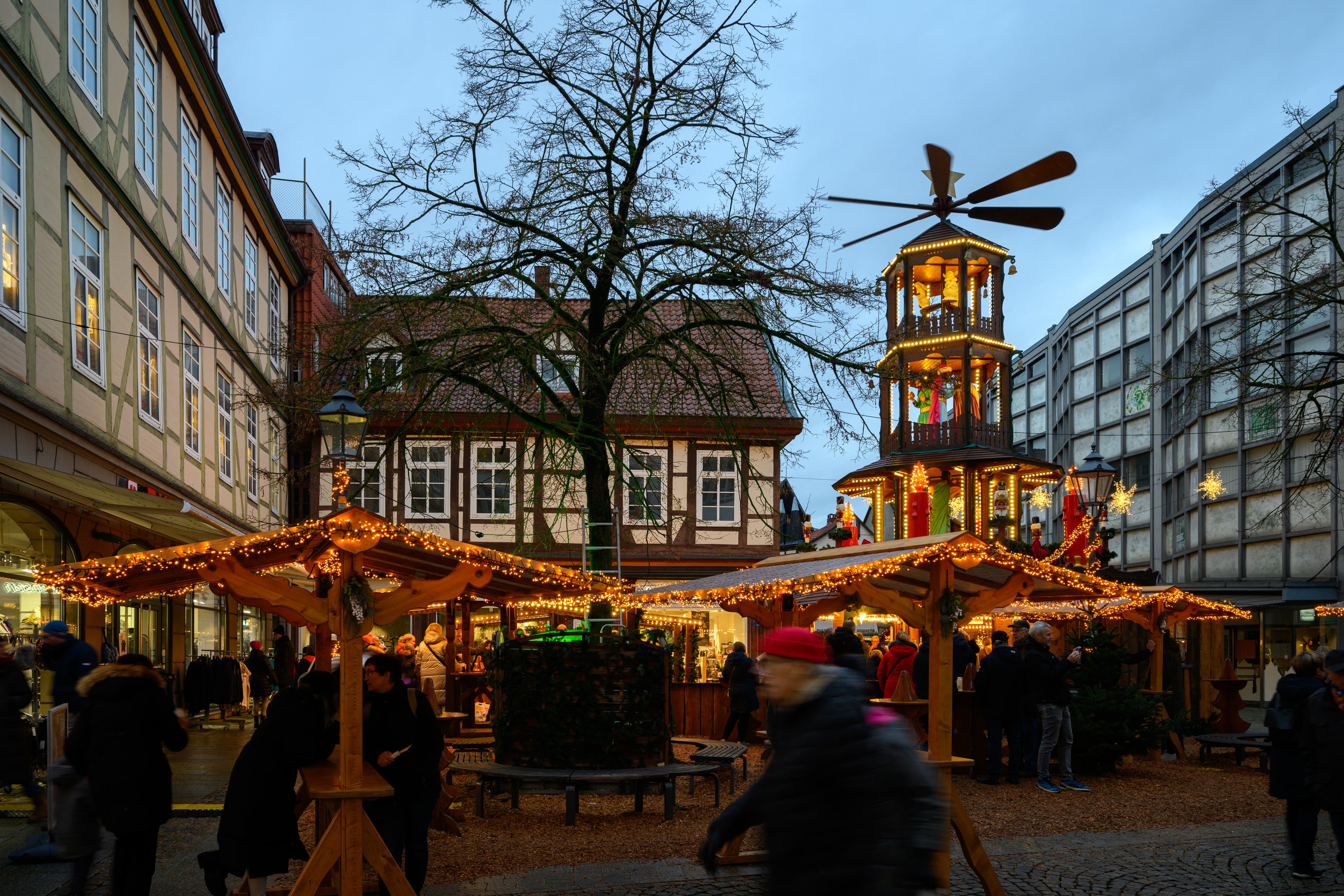 Weihnachtspyramide in der Fachwerkstadt Celle auf dem Weihnachtsmarkt