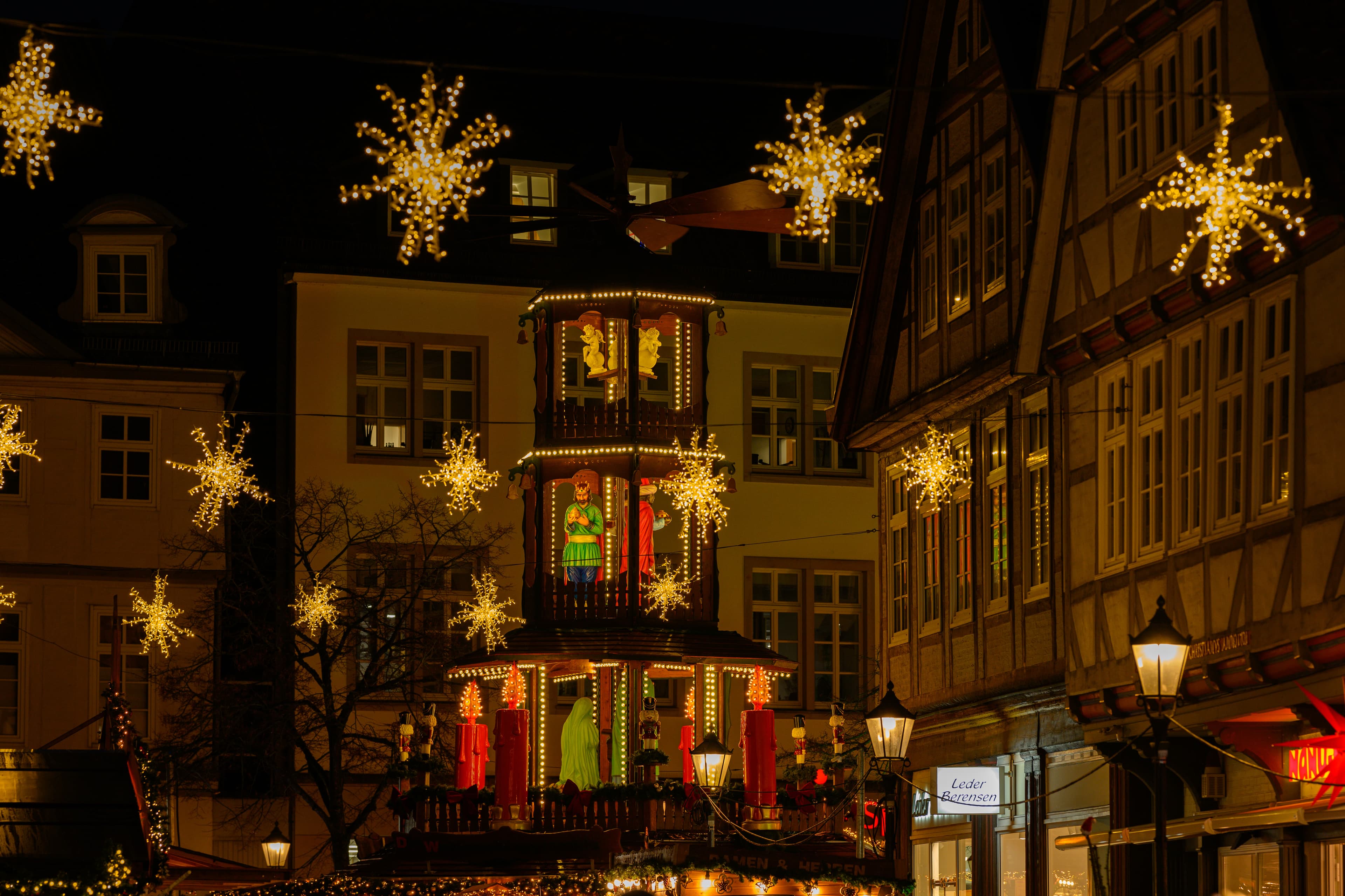 Weihnachtspyramide auf dem Celler Weihnachtsmarkt in den Weihnachtsferien