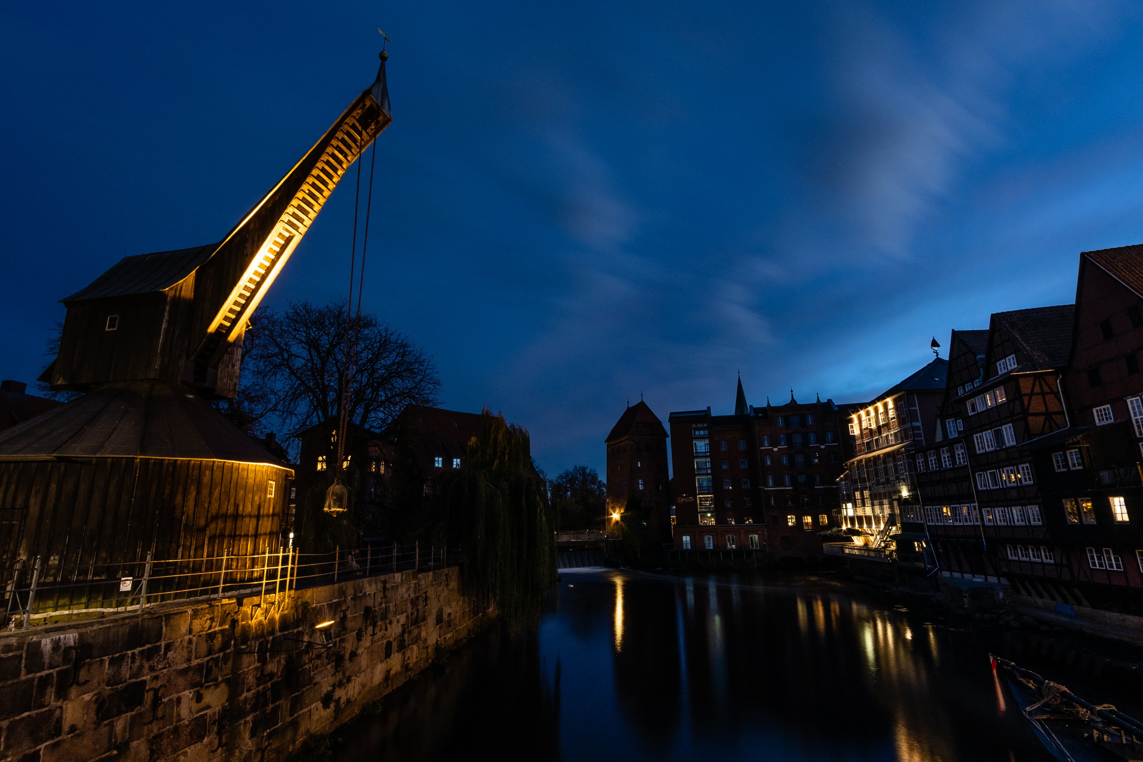 Alter Kran am Stint Lüneburg zur Blauen Stunde in der Hansestadt
