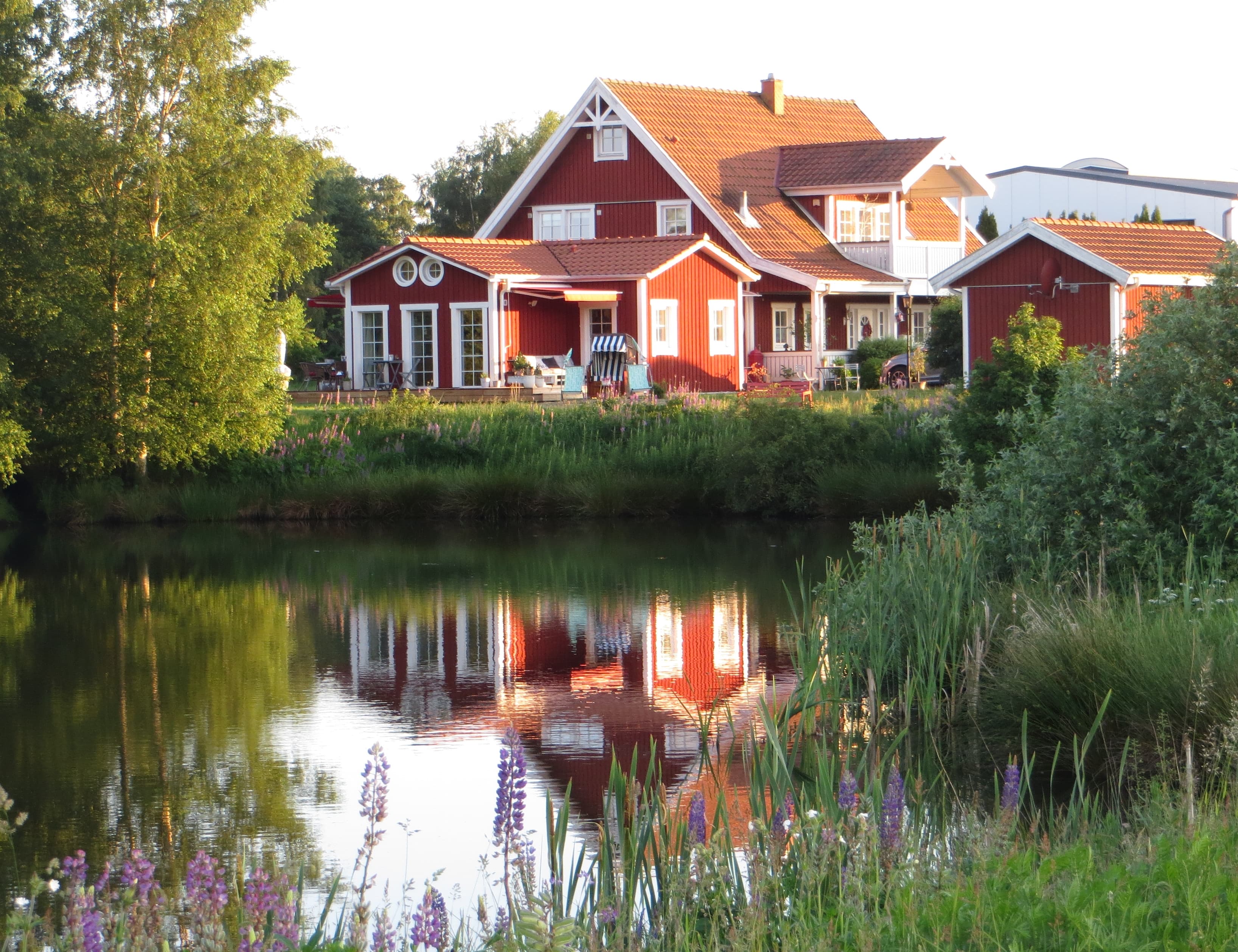 Seeansicht mit Café im Haupthaus