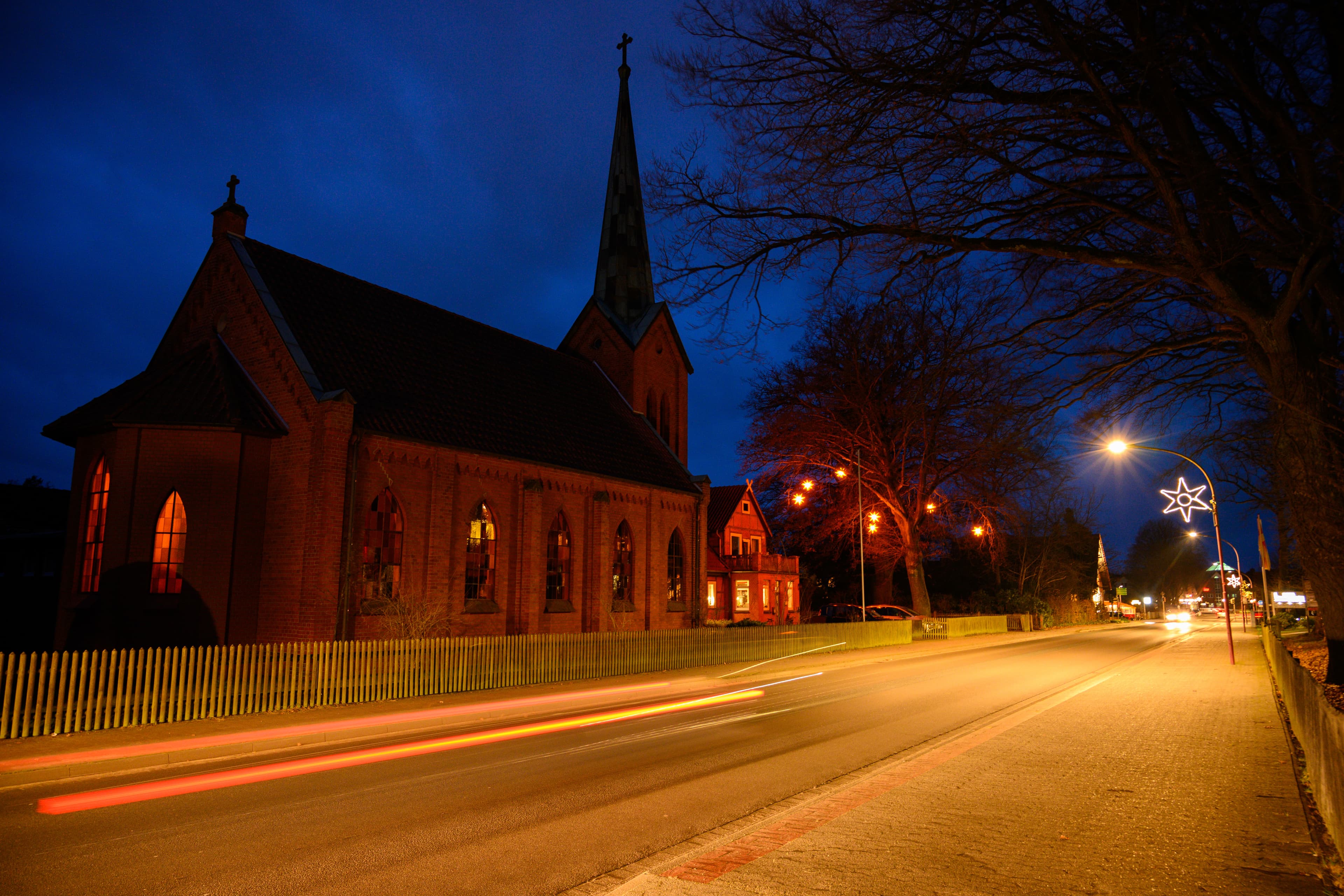 Hermannsburg Kleine Kreuzkirche am Abend