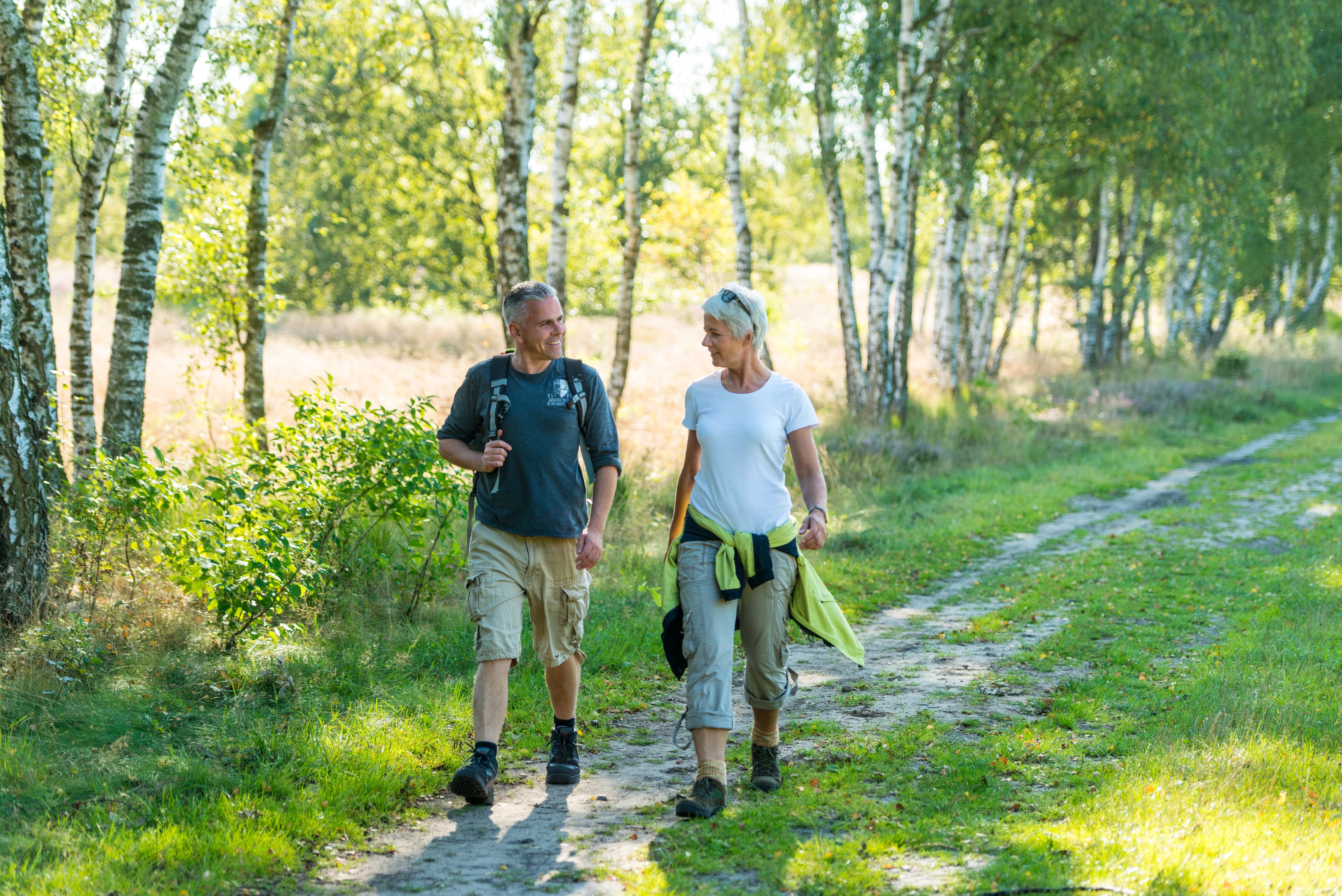 Wandern auf dem Heidschnuckenweg im Frühling