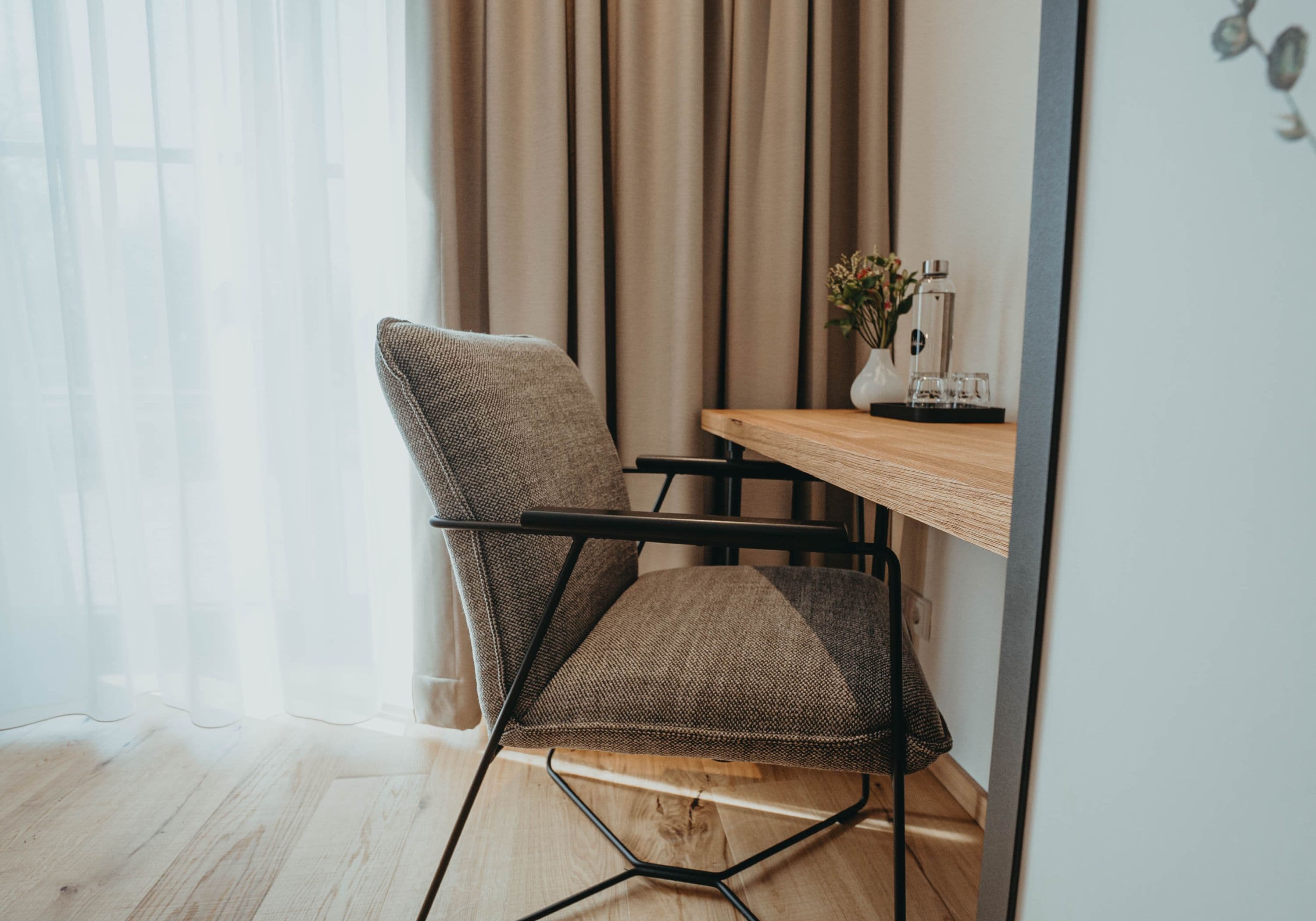 Schreibtisch mit Stuhl im Hotelzimmer