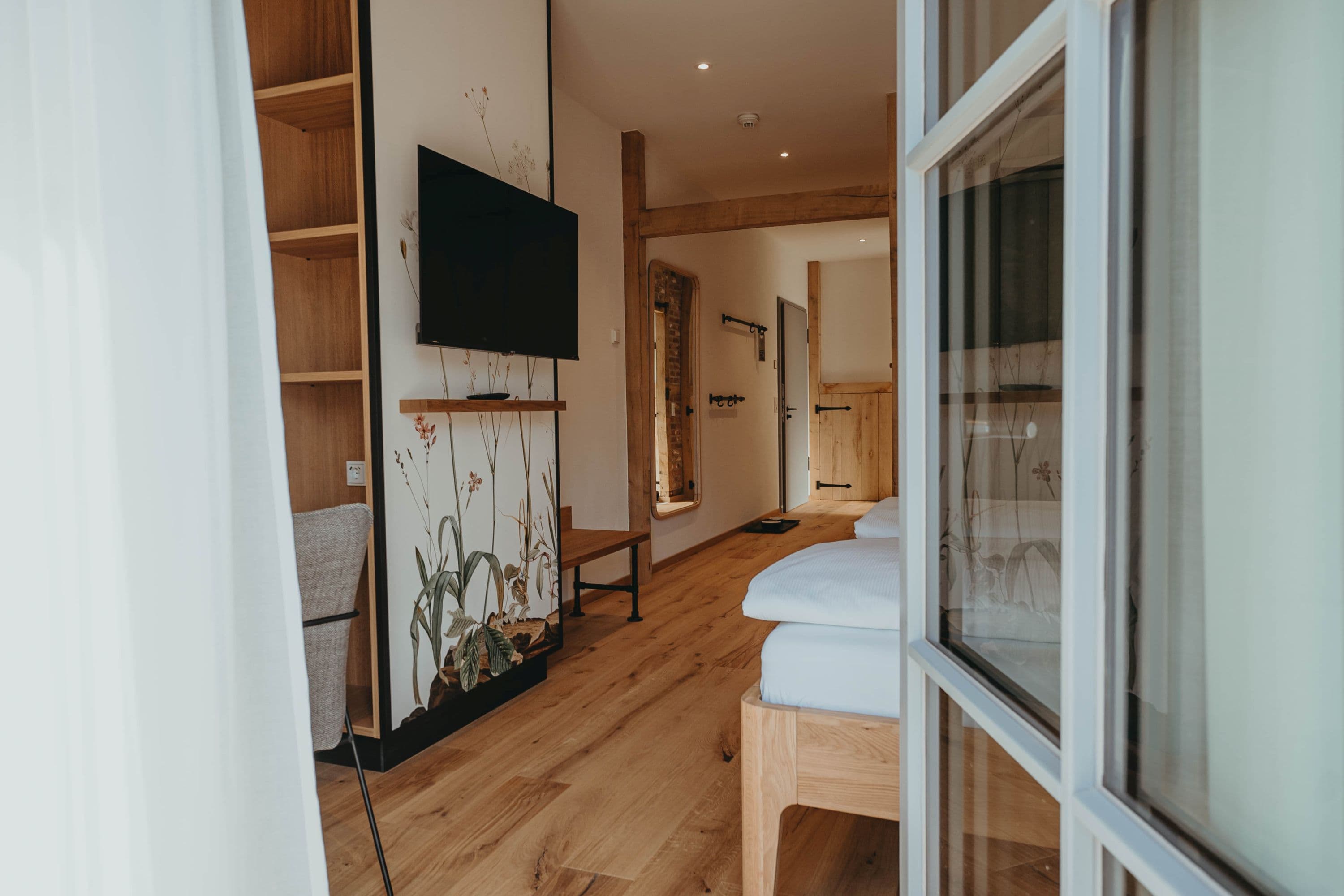 Blick in ein Hotelzimmer von der Terrasse aus