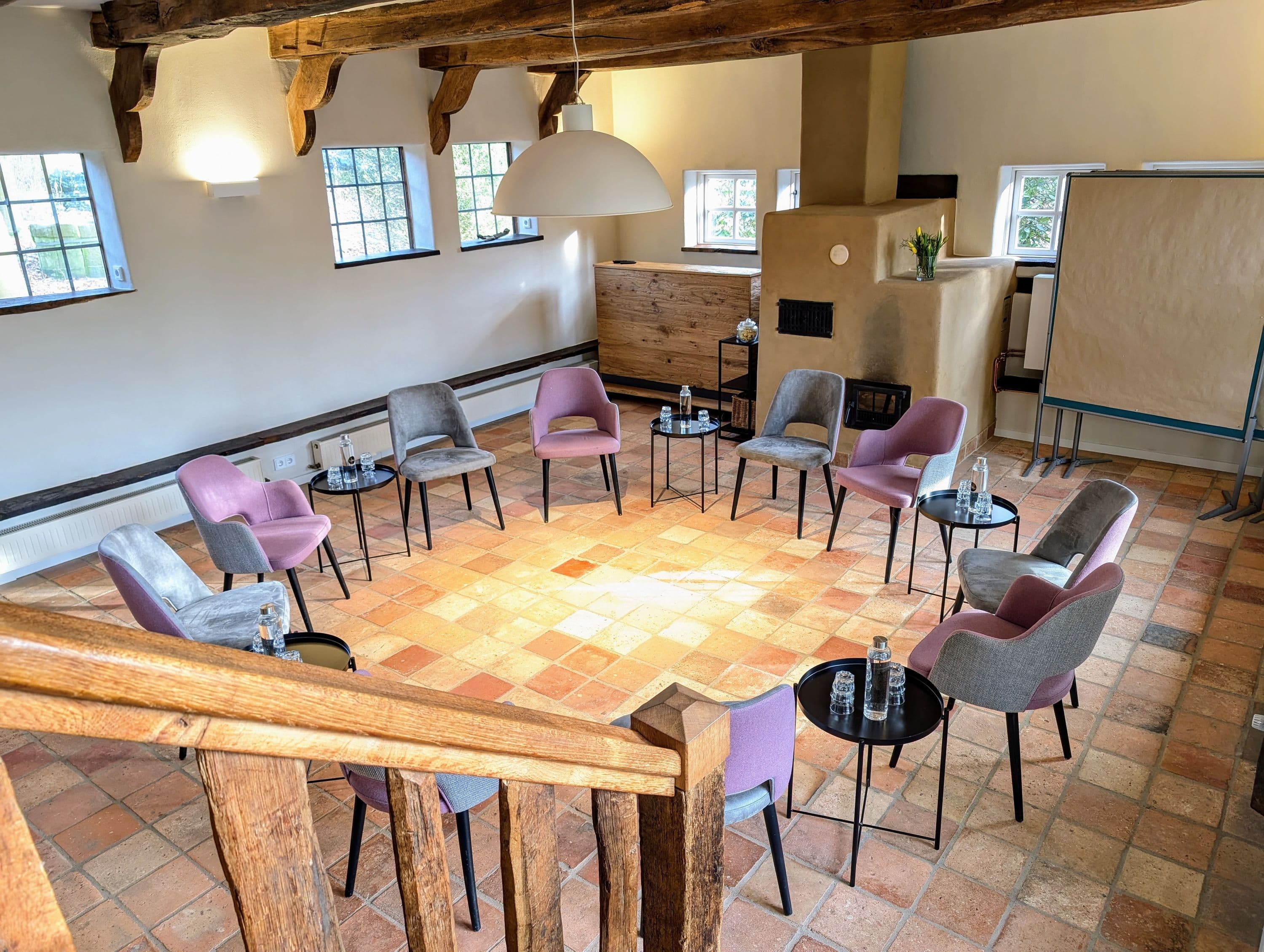 Im Tagungsraum Galerie, Blick auf den Stuhlkreis