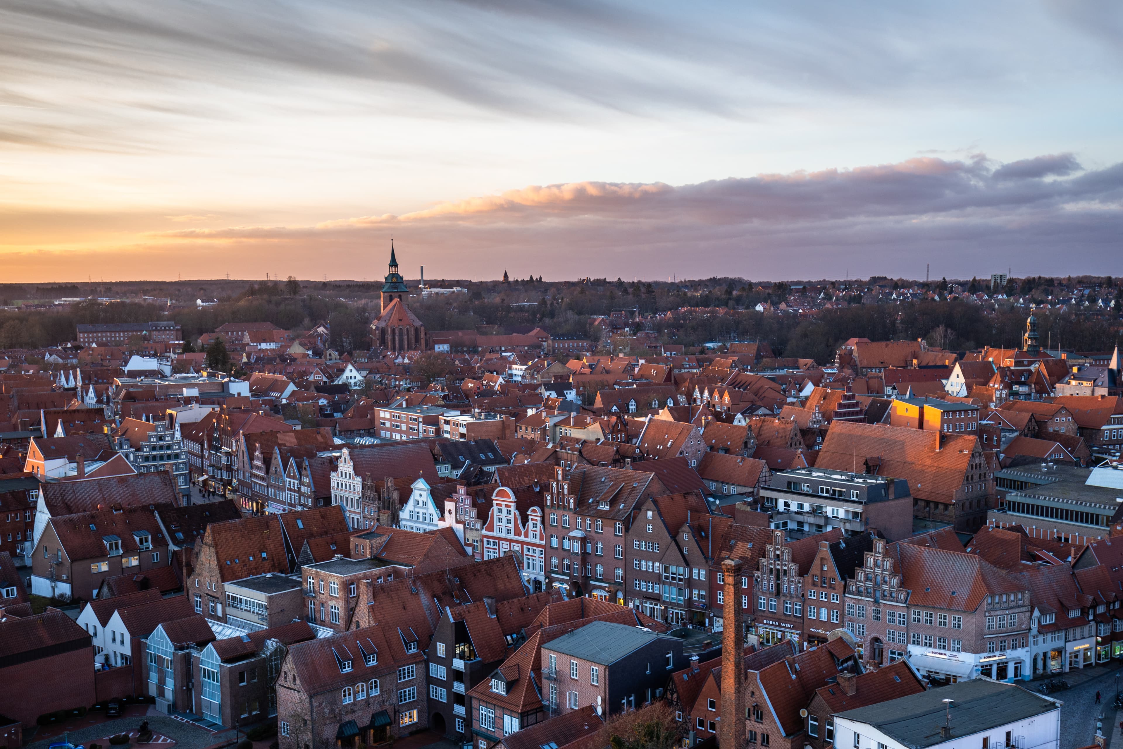 vom wasserturm lüneburg hat man den besten blick über die altstadt lüneburgfrom the wasserturm lüneburg you have the best view over the old town of lüneburgfra wasserturm lüneburg har du den bedste udsigt over den gamle bydel i lüneburgvanaf de wasserturm lüneburg heb je het beste uitzicht over de oude binnenstad van lüneburg