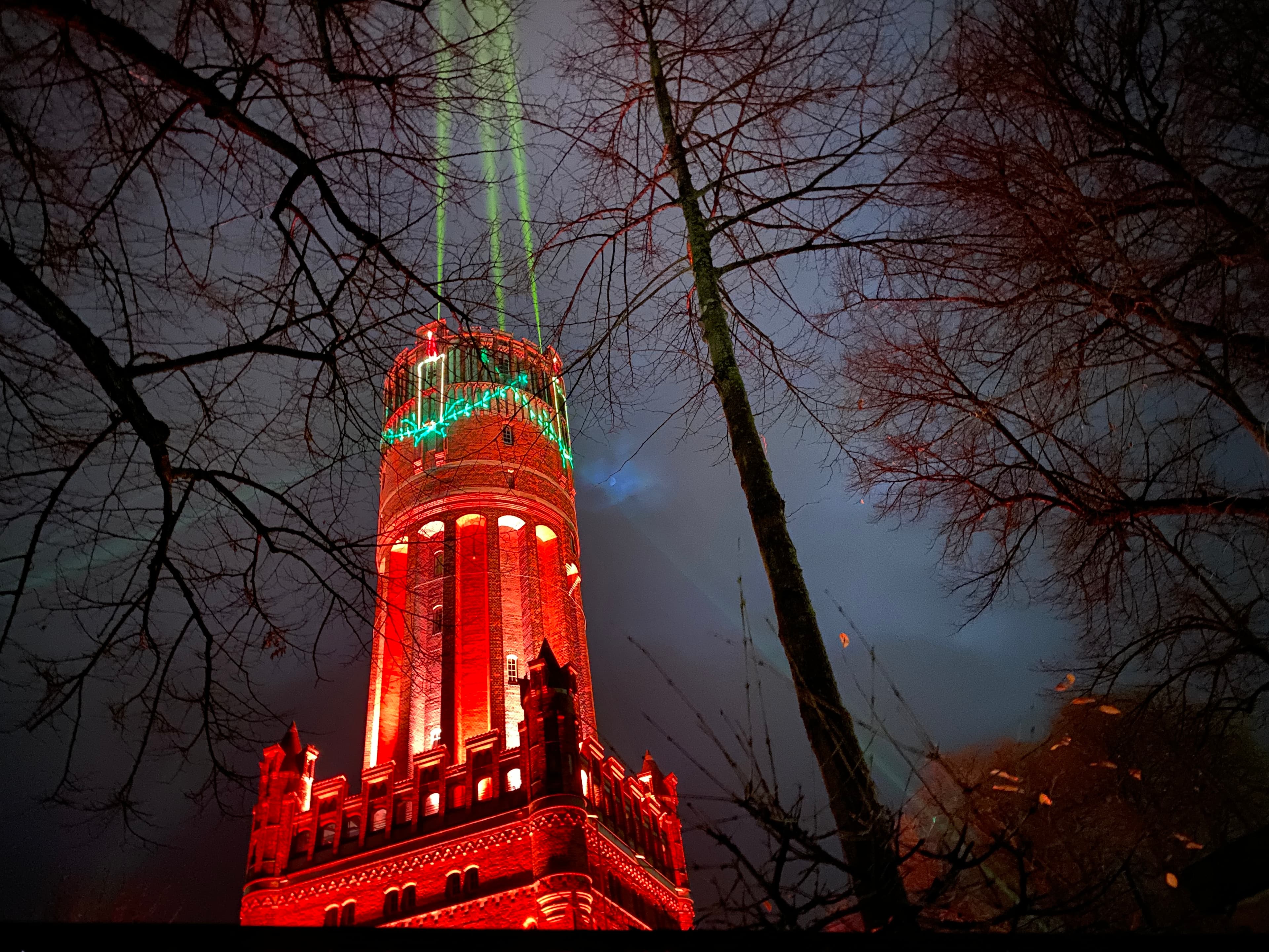 weihnachten wird der wasserturm lüneburg beleuchtetthe lüneburg water tower is illuminated at christmaslüneburgs vandtårn er oplyst i julende watertoren van lüneburg is verlicht met kerstmis