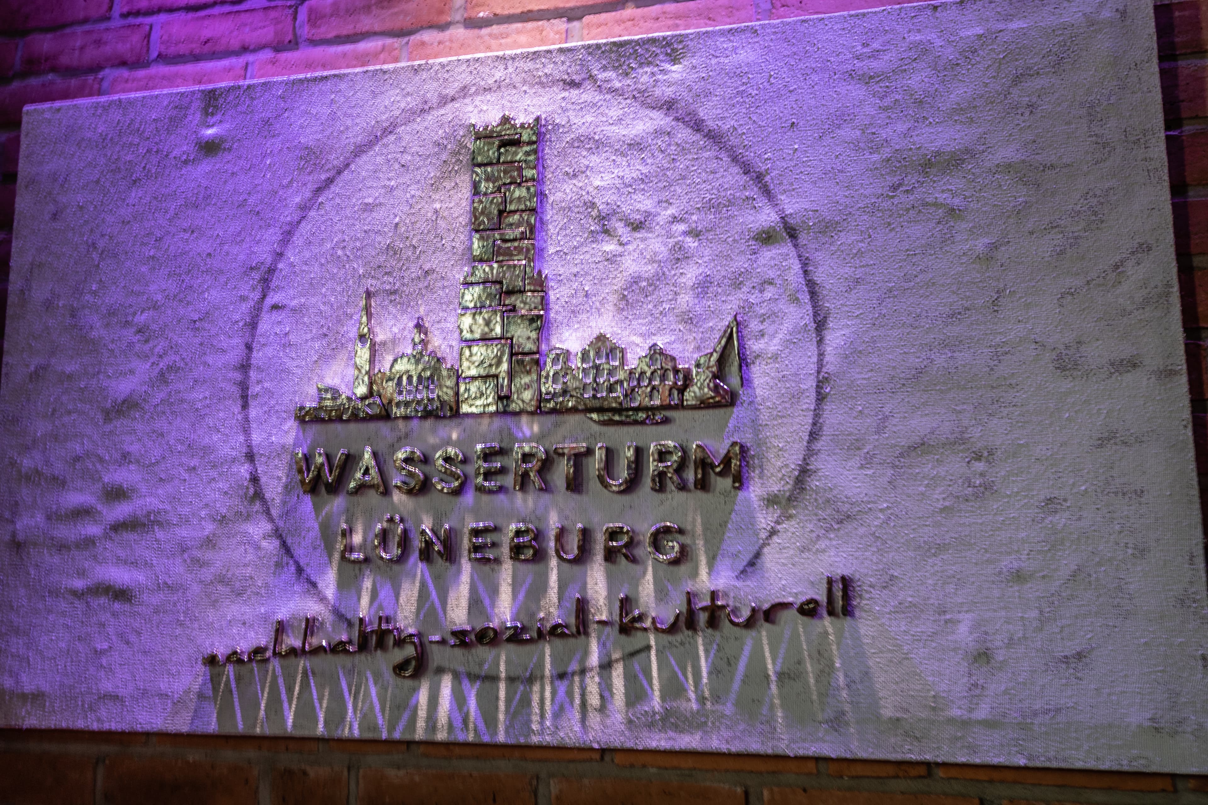 ein sichtbares wahrzeichen ist der wasserturm lüneburgthe lüneburg water tower is a visible landmarklüneburgs vandtårn er et synligt vartegnde watertoren van lüneburg is een zichtbaar oriëntatiepunt