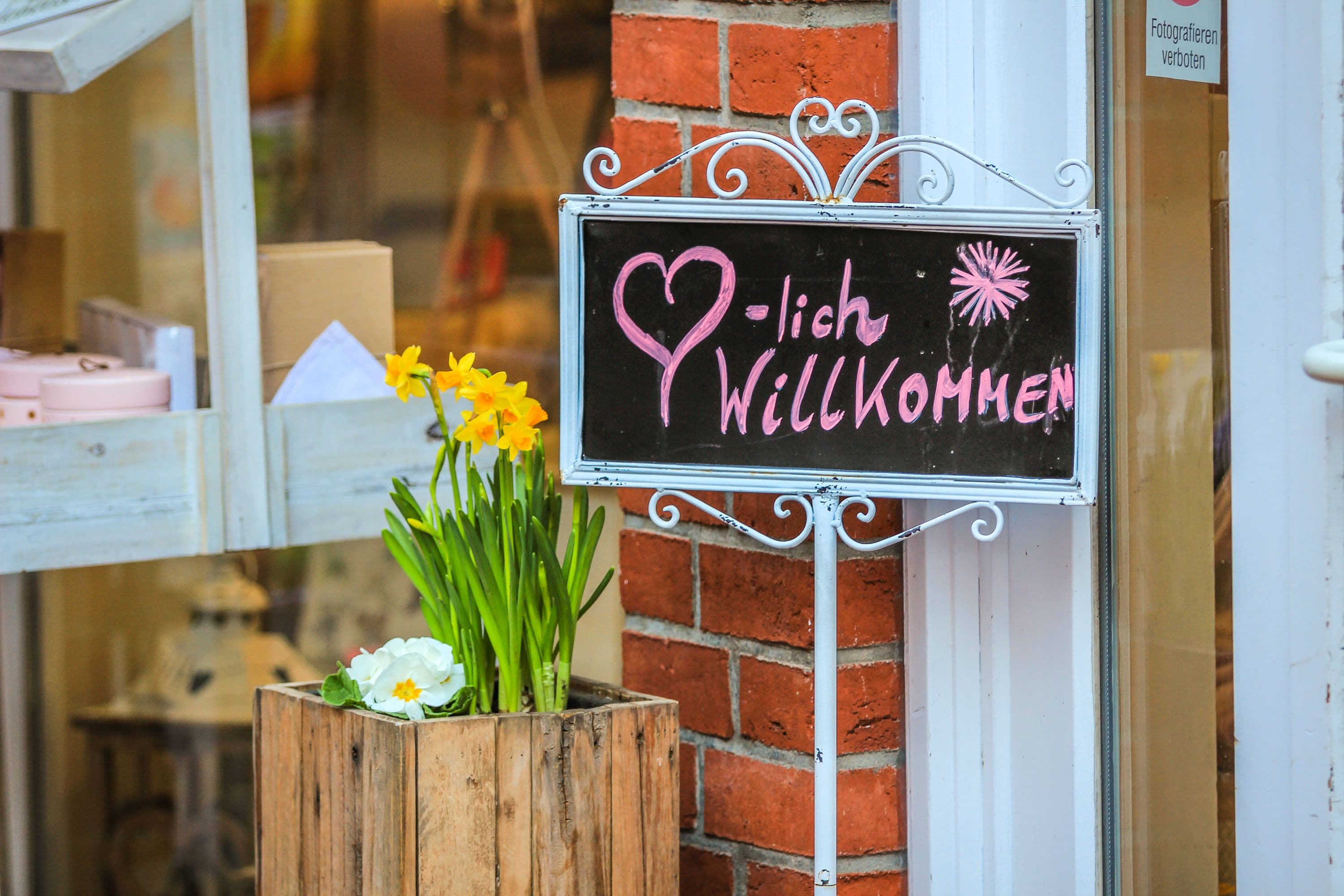 Gemütlich Bummeln in Lüneburgs Altstadt im Frühling in der Lüneburger Heide mit dekorierten Schaufenstern