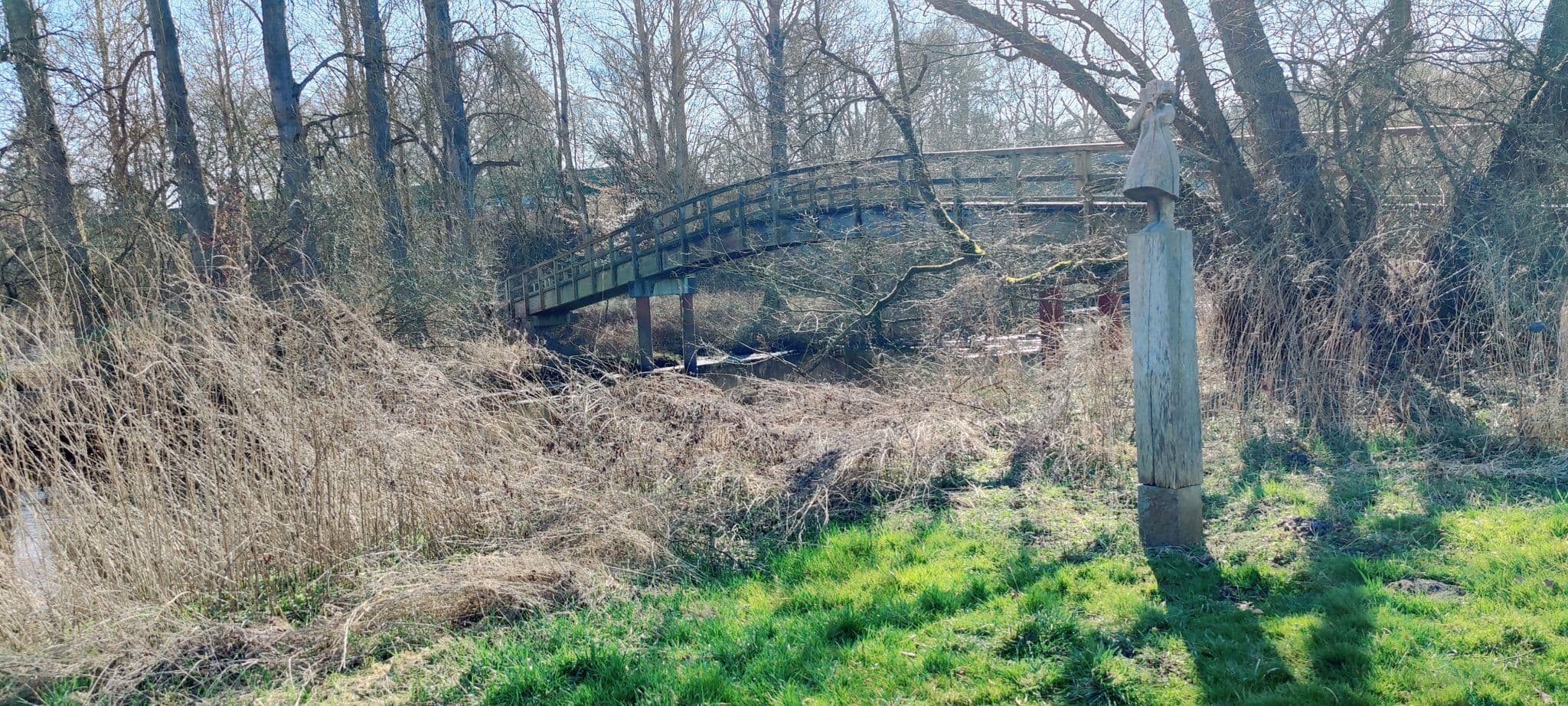 Skulptur am Skulpturenpfad Bienenbüttel mit Blick auf die Ilmenaubrücke