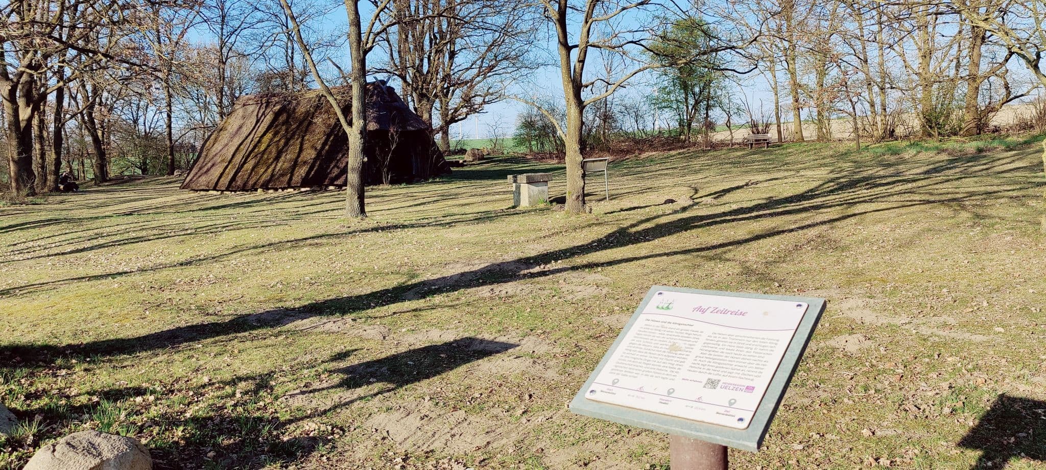 Schafstall und Infotafel zu den Königsgräbern bei Haaßel