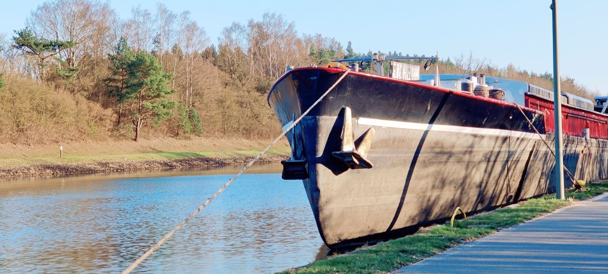 Frachtschiff am Elbe-Seitenkanal im Hafen von Bad Bevensen