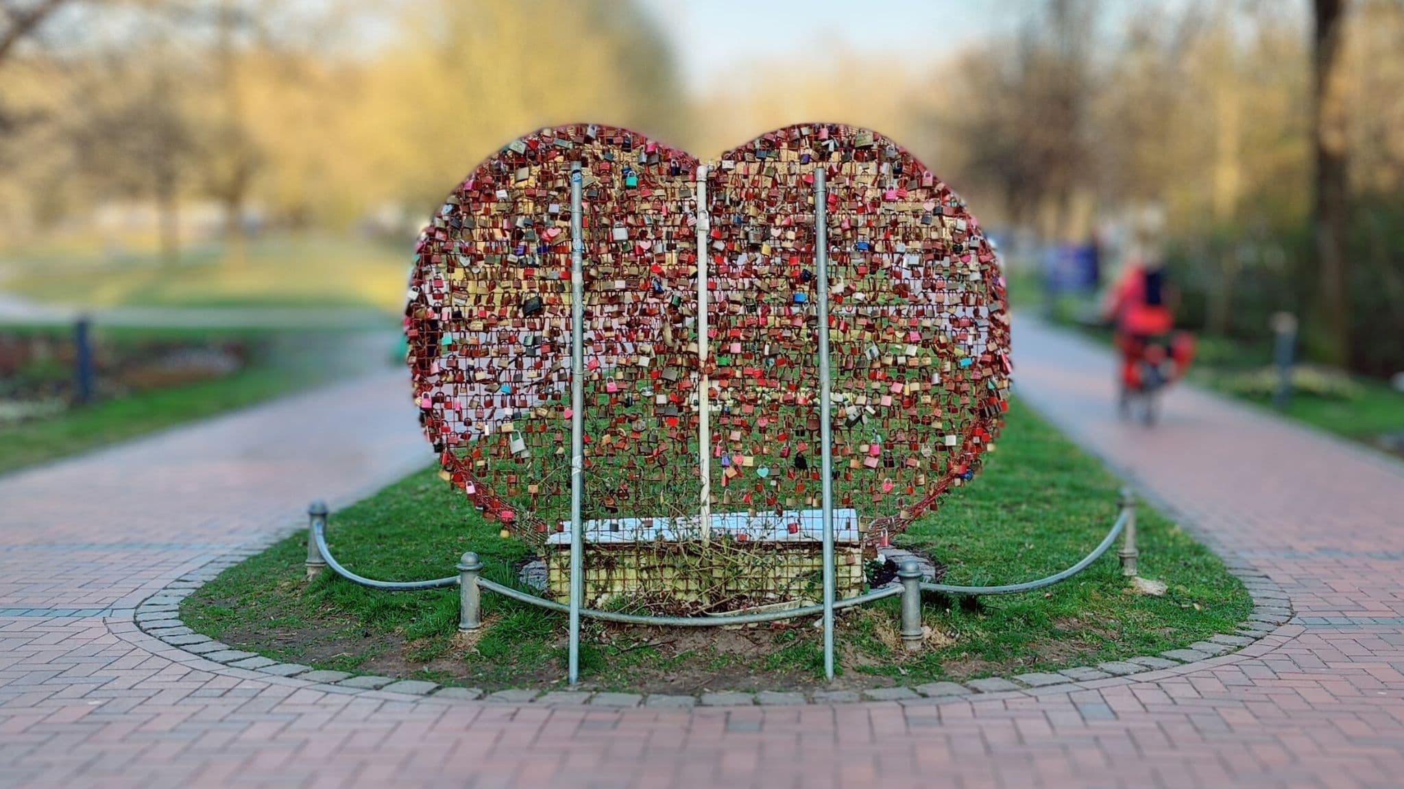 Herz aus Liebesschlössern im Kurpark von Bad Bevensen