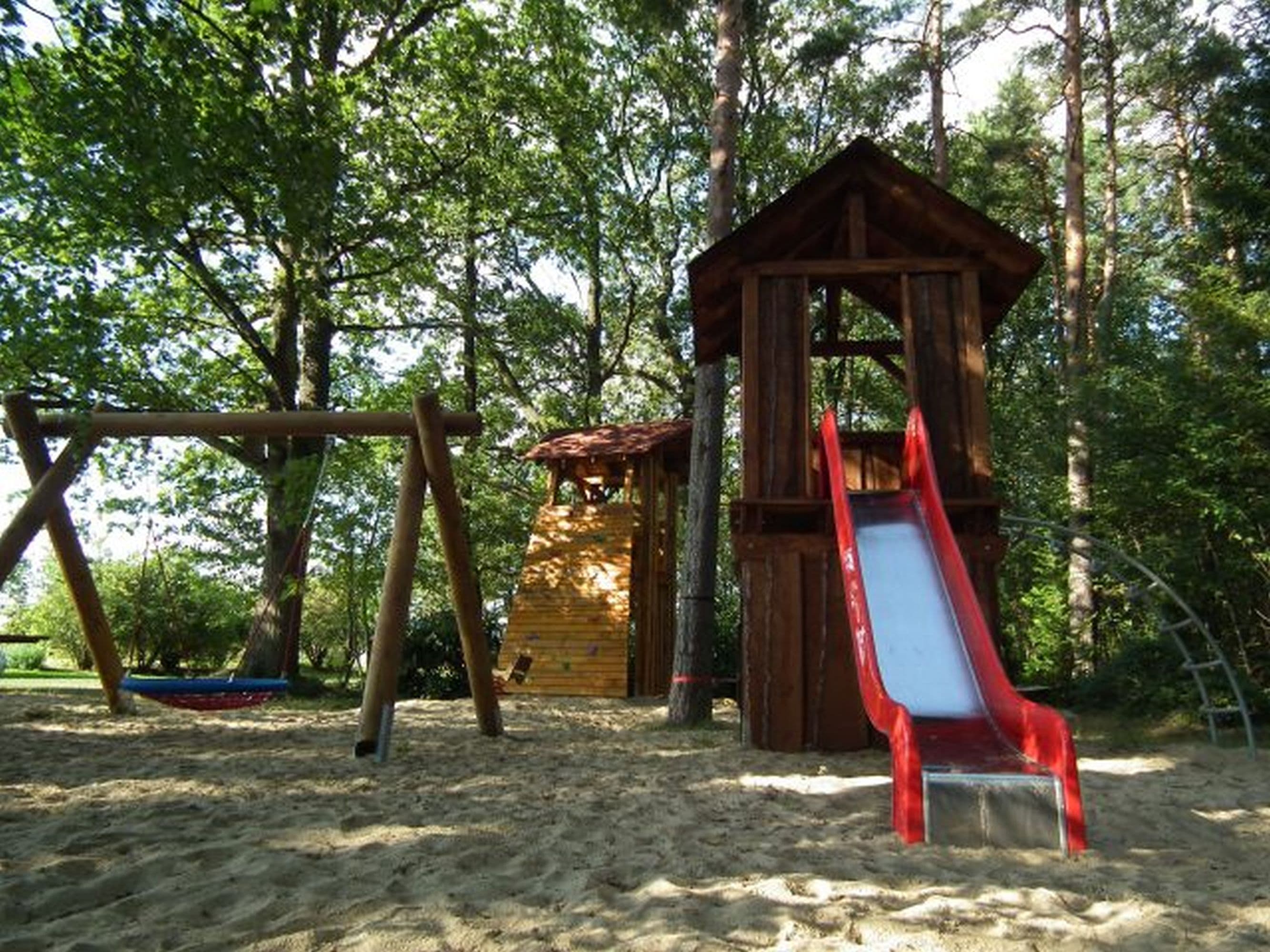 Spielplatz mit Rutsche und Schaukel auf dem Ferienhof Stegen in WietzendorfPlayground with slide and swing at the Stegen vacation farm in WietzendorfLegeplads med rutsjebane og gynge på feriegården Stegen i WietzendorfSpeeltuin met glijbaan en schommel bij vakantieboerderij Stegen in Wietzendorf