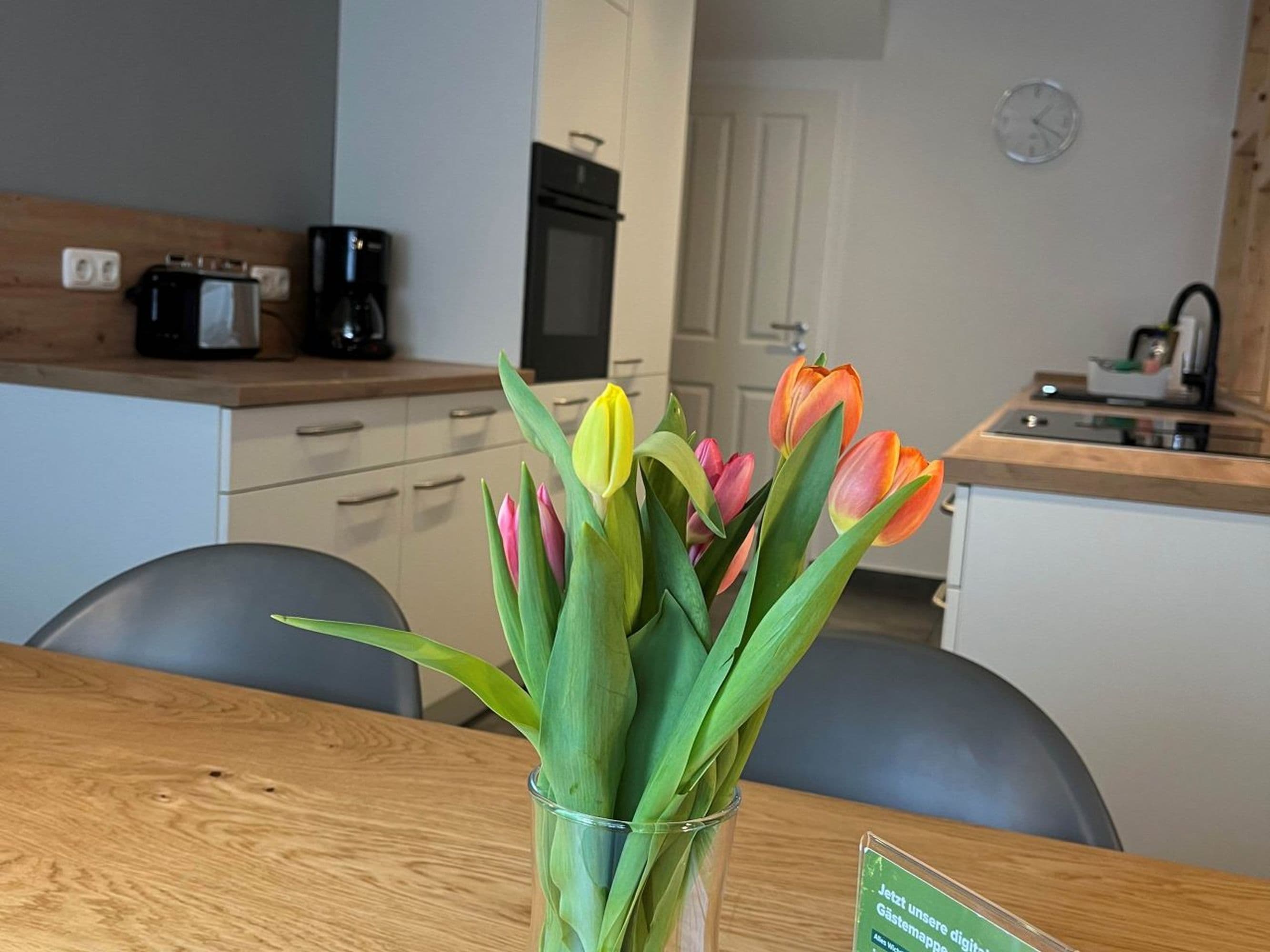 Küche in der Ferienwohnung Fuchsbau auf dem Ferienhof Stegen in WietzendorfKitchen in the Fuchsbau vacation apartment on the Stegen vacation farm in WietzendorfKøkken i ferielejligheden Fuchsbau på feriegården Stegen i WietzendorfKeuken in de vakantiewoning Fuchsbau op de vakantieboerderij Stegen in Wietzendorf