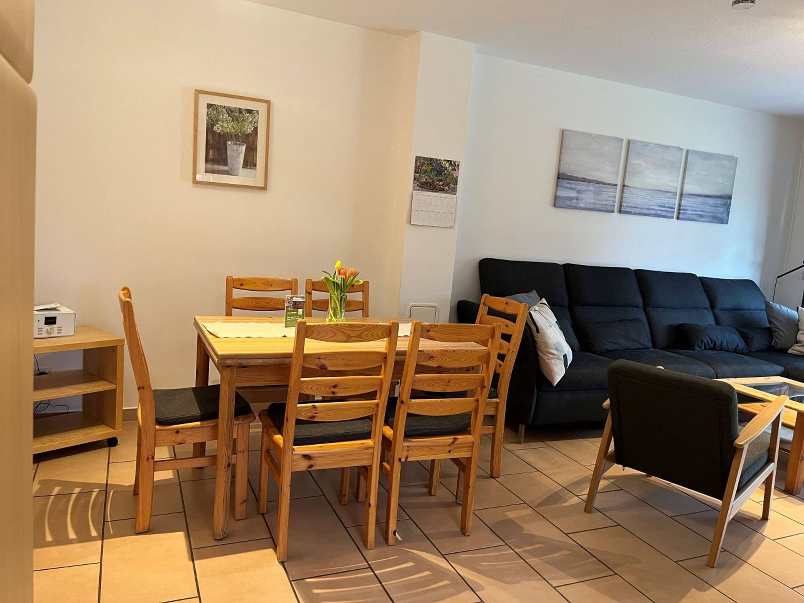 Wohn- und Essbereich in der Ferienwohnung Sommergold auf dem Ferienhof Stegen in Wietzendorf in der Lüneburger Heide Living and dining area in the Sommergold vacation apartment on the Stegen vacation farm in Wietzendorf in the Lüneburg HeathOpholds- og spiseområde i ferielejligheden Sommergold på feriegården Stegen i Wietzendorf i Lüneburger HeideWoon- en eetkamer in de vakantiewoning Sommergold op de vakantieboerderij Stegen in Wietzendorf in de Lüneburger Heide