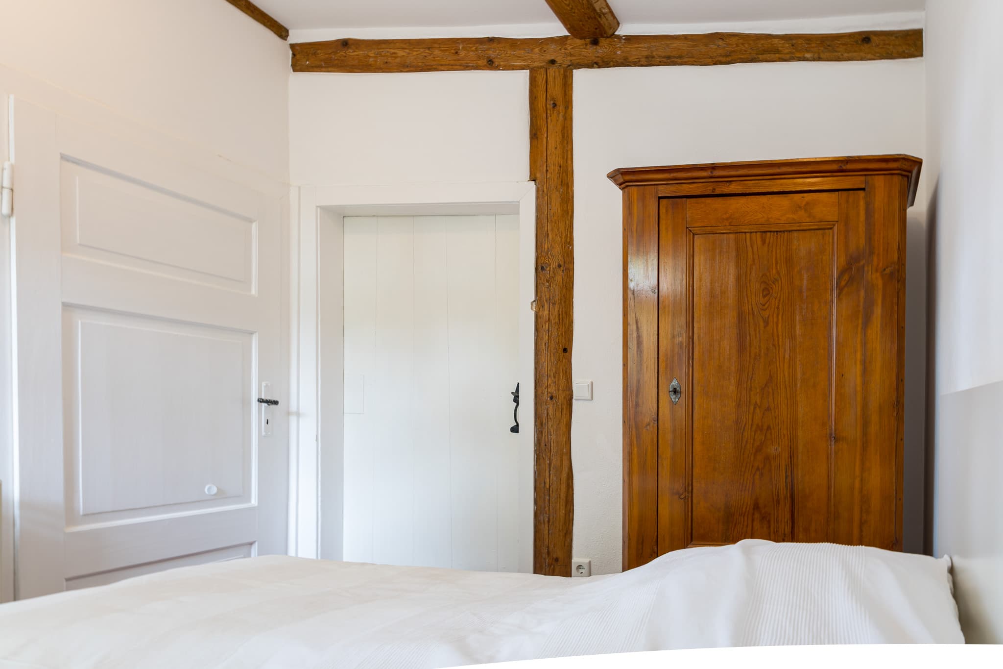 Kleiderschrank im Schlafzimmer der Ferienwohnung Ponywiese in Müden