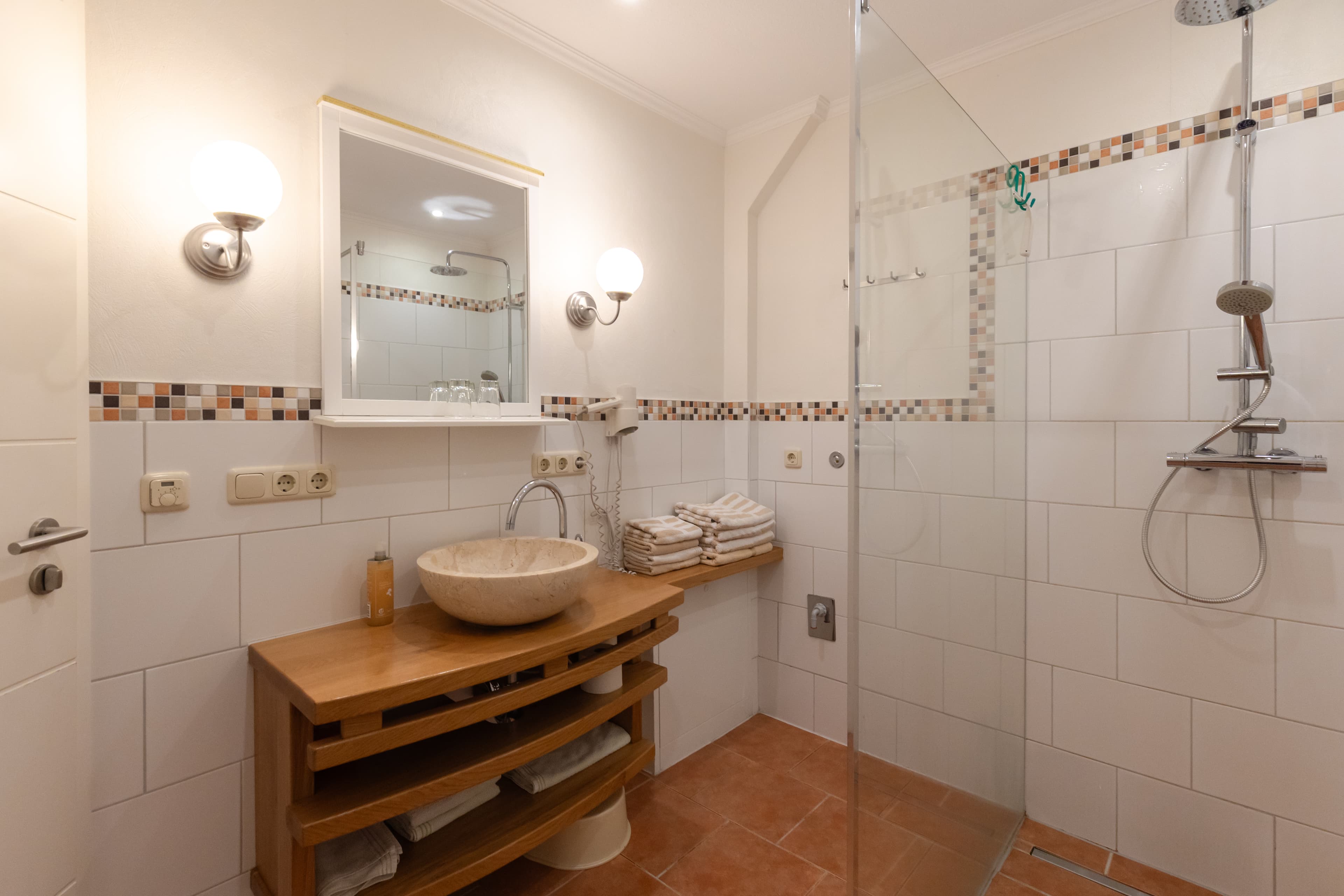 Badezimmer in der Ferienwohnung auf Hof Ehlers bei Bergen