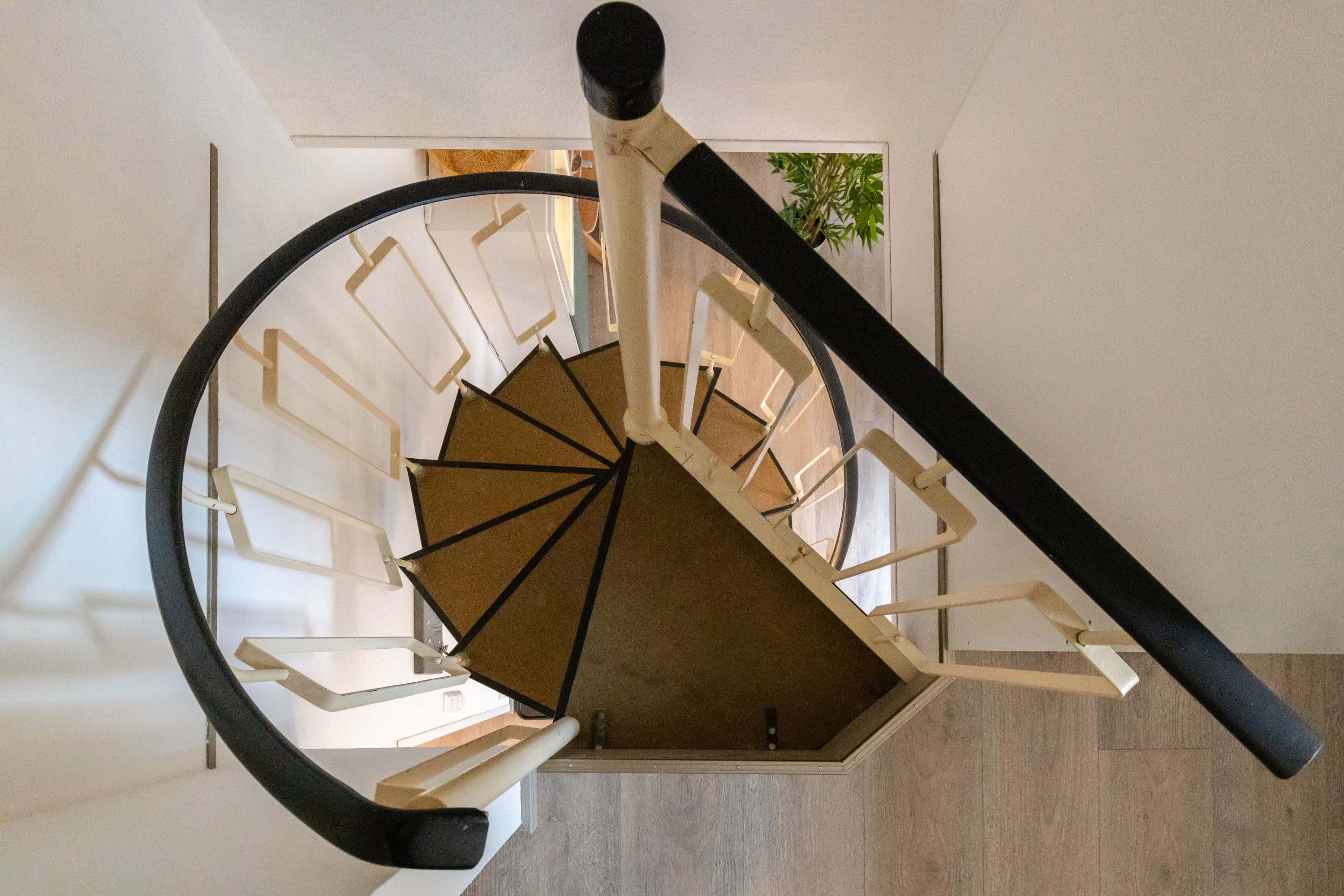 Wendeltreppe in dem Ferienhaus am See bei Hermannsburg