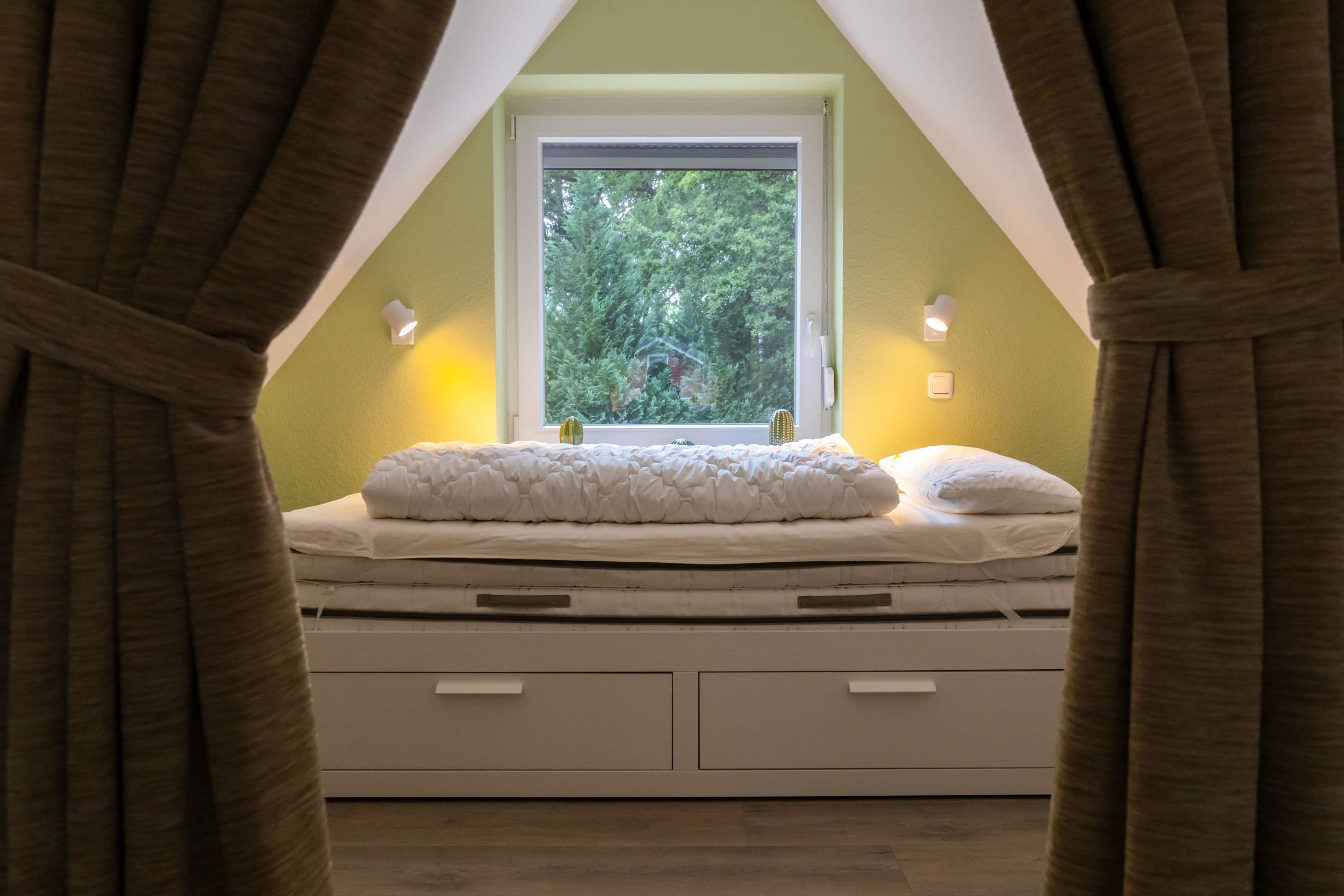 Schlafzimmer mit Ausziehbett in dem Ferienhaus am See bei Hermannsburg