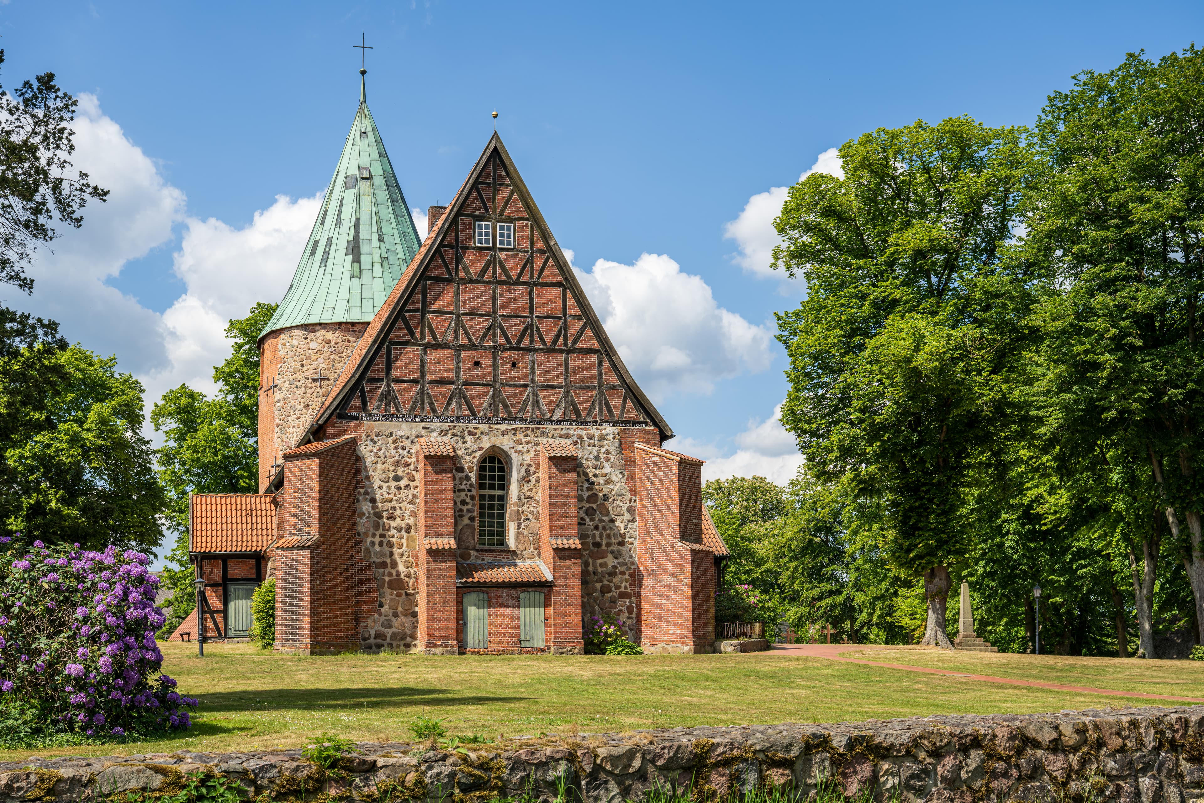 Die St. Johannis Kirche in Salzhausen von außen