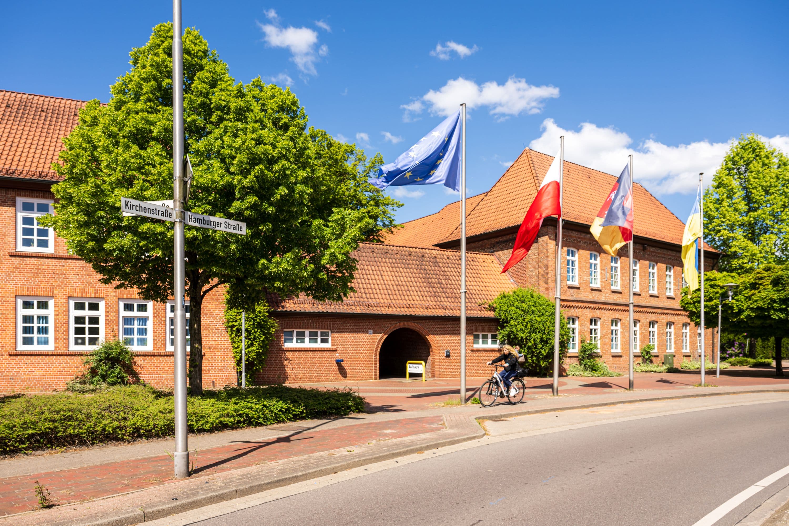 Blick auf die Flaggen vor dem Rathaus in Buchholz in der Nordheide im Frühling