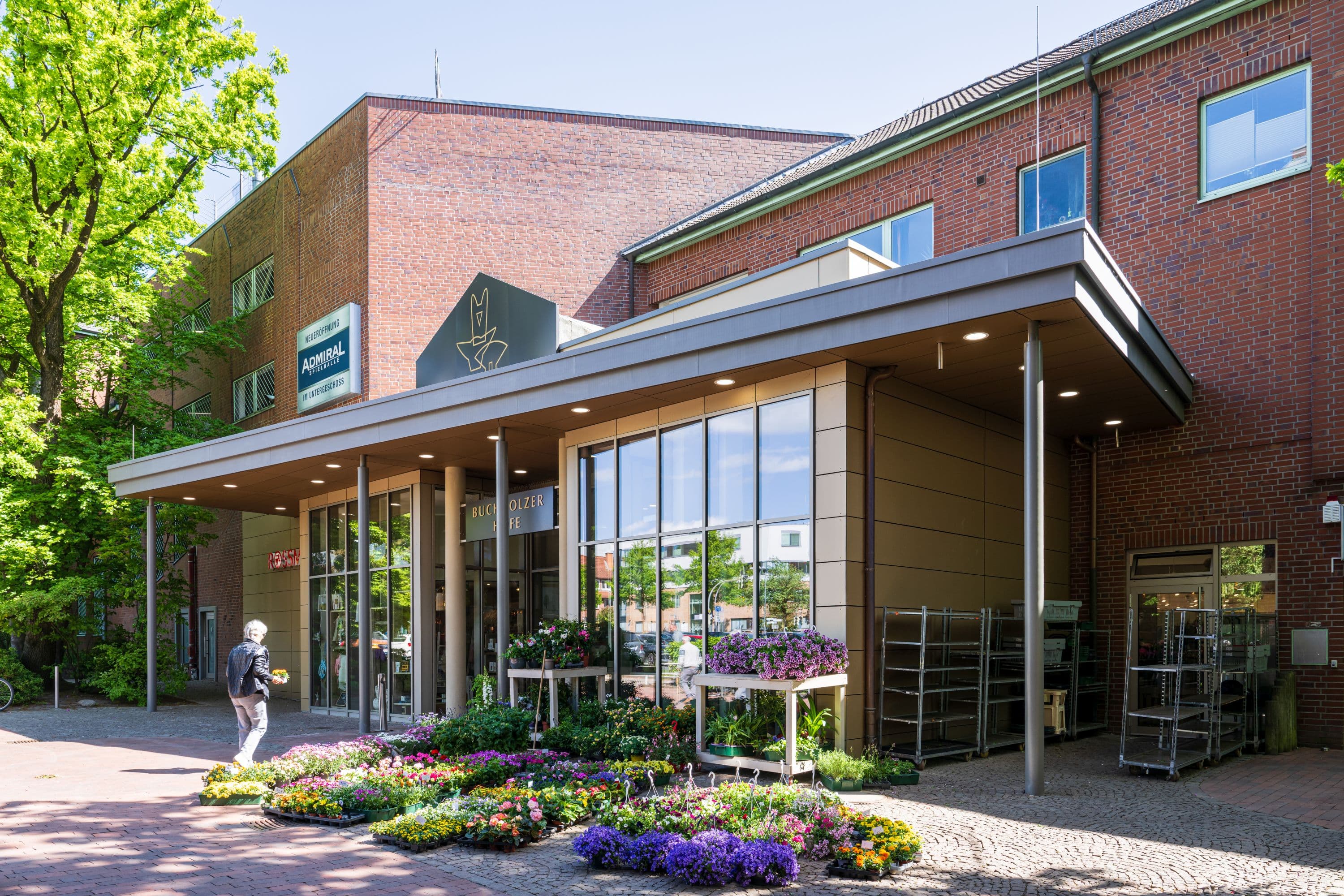 Eingang zum Einkaufszentrum "Buchholzer Höfe" mit Blumenladen in der Innenstadt von Buchholz in der Nordheide