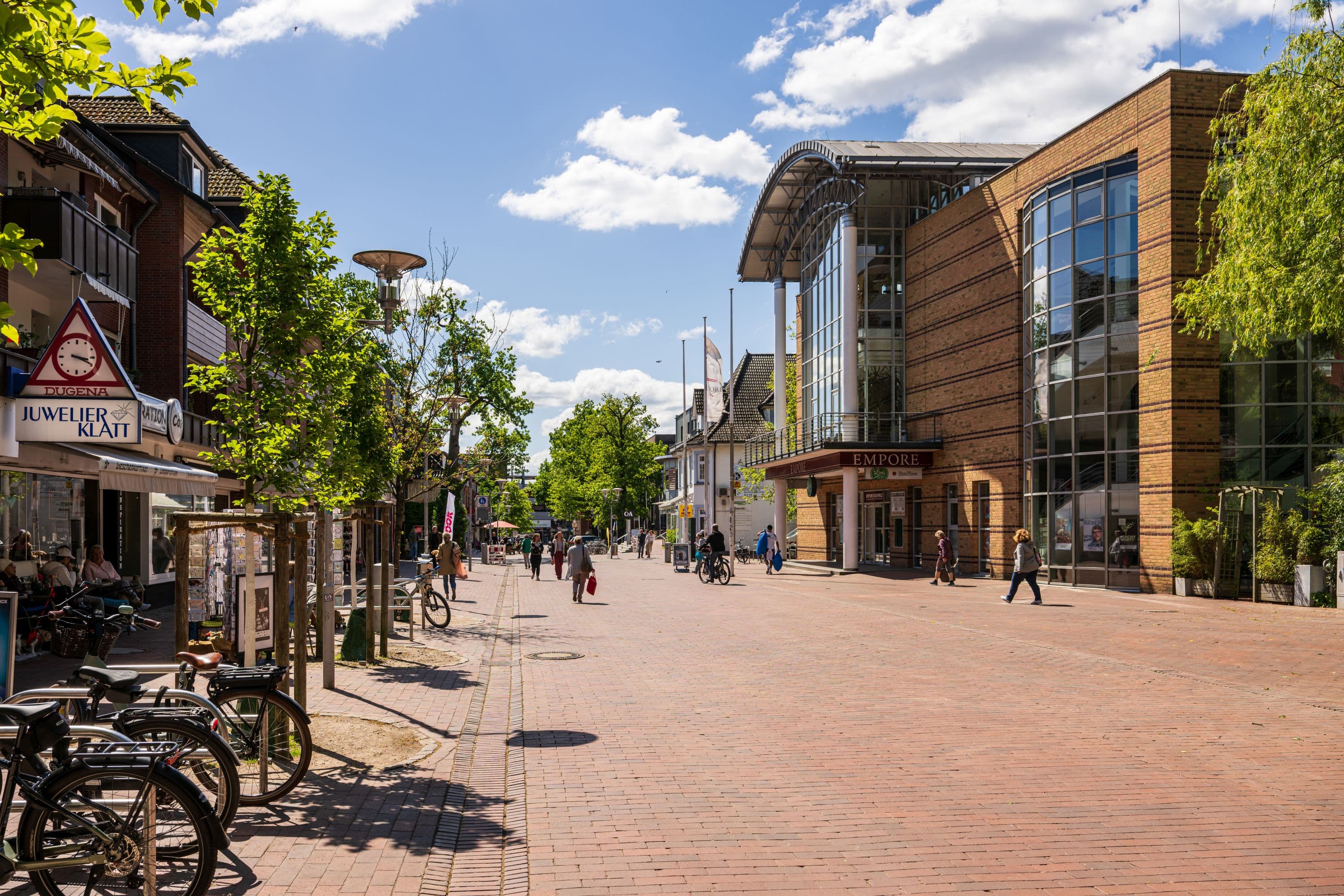 Fußgängerzone mit Geschäften in der Innenstadt von Buchholz in der Nordheide