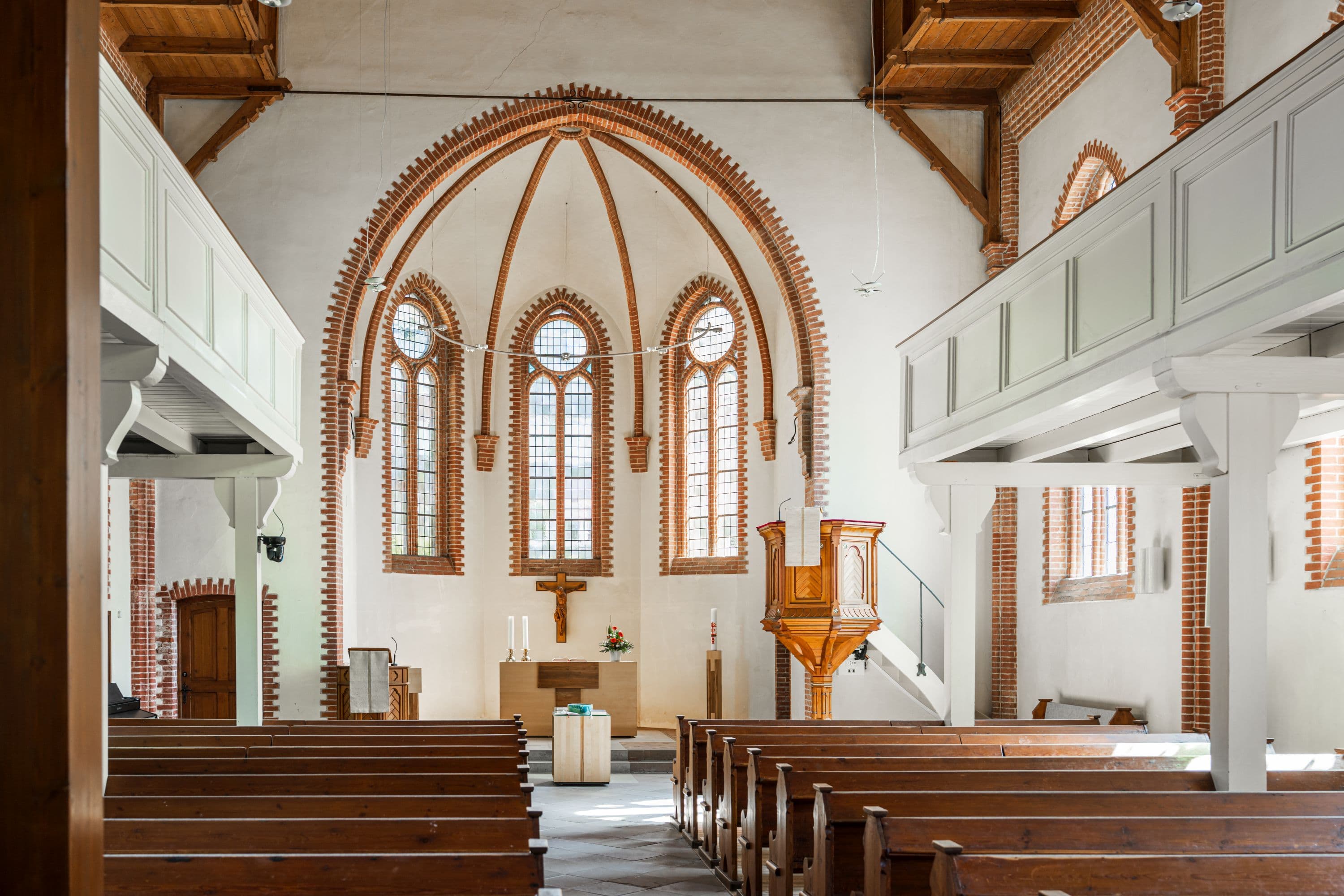 Kirche in Buchholz von innen mit Altar und Sitzbänken