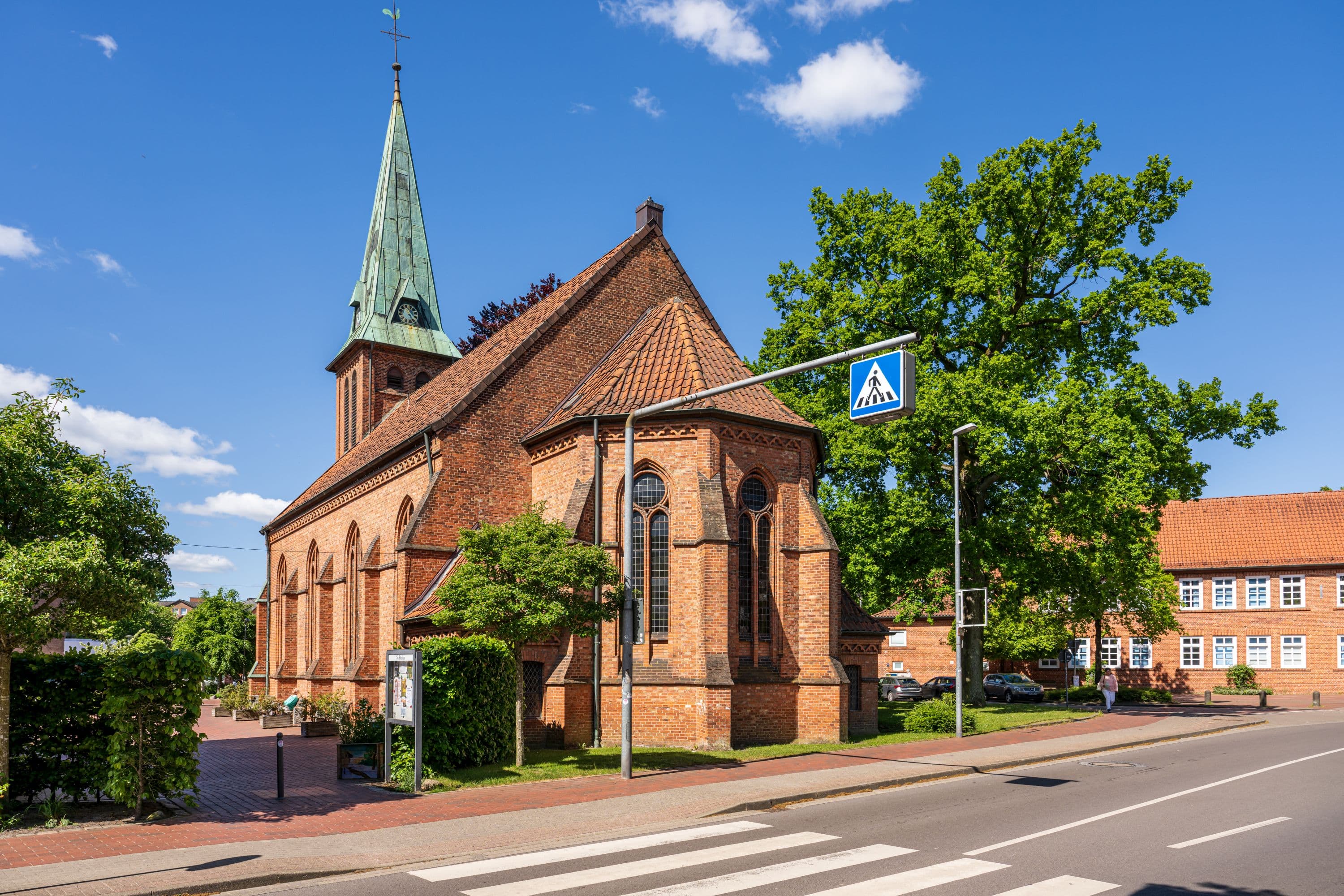 Außenansicht der Kirche in Buchholz in der Nordheide im Frühling