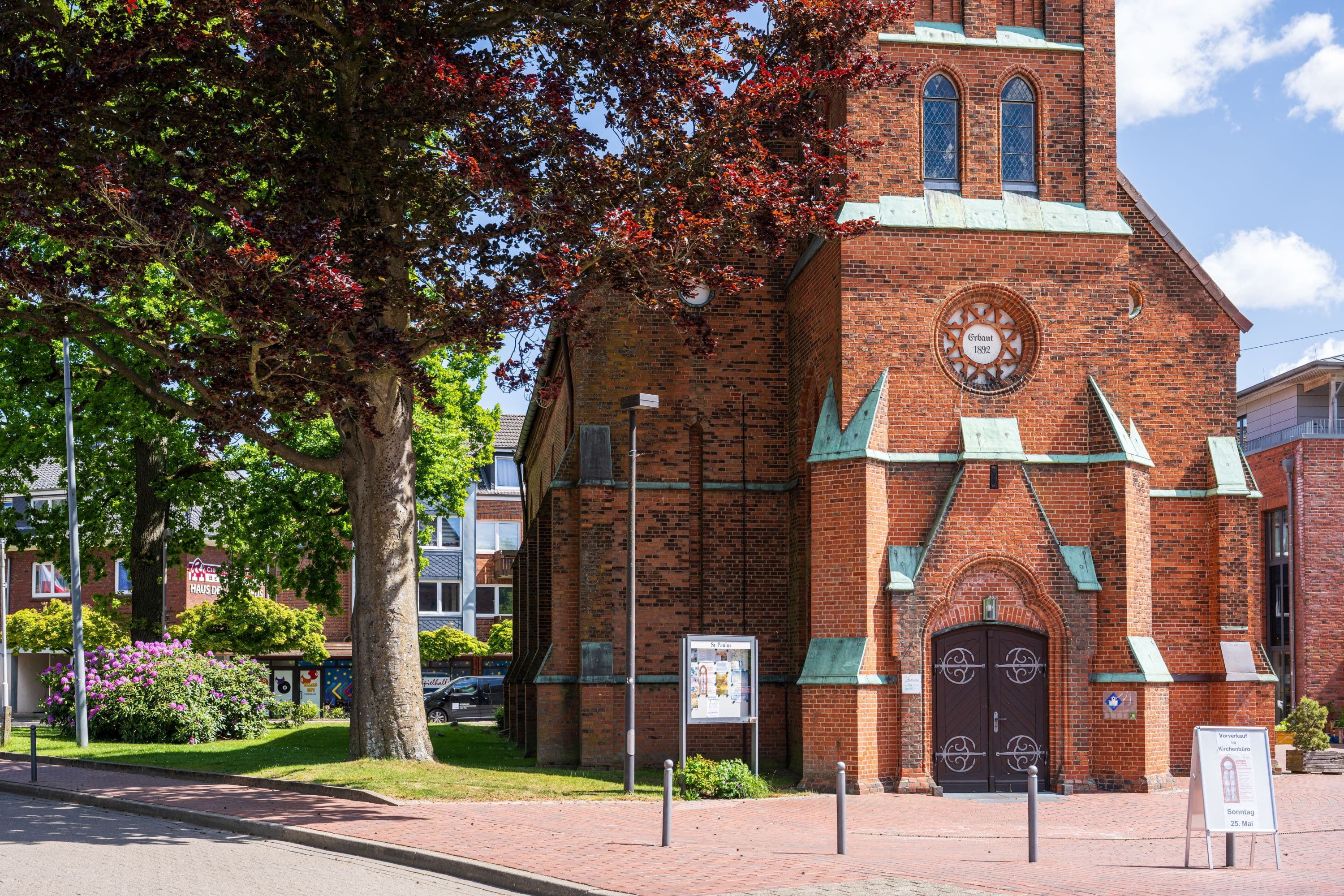 Außenansicht der Kirche in Buchholz in der Nordheide im Frühling