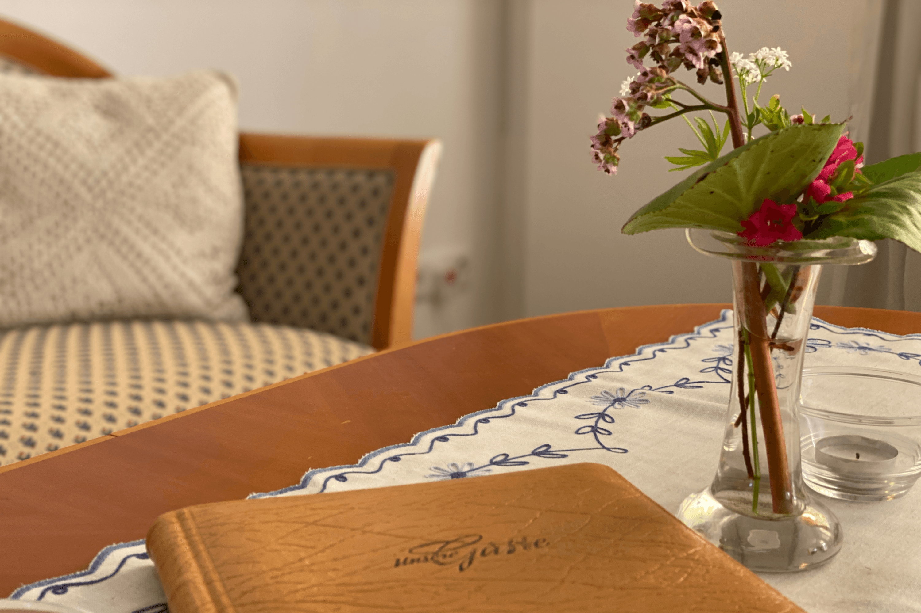 Wohnzimmer in der Ferienwohnung Heide-Tukkul in HermannsburgLiving room in the Heide-Tukkul vacation apartment in HermannsburgStue i ferielejligheden Heide-Tukkul i HermannsburgWoonkamer in de vakantiewoning Heide-Tukkul in Hermannsburg