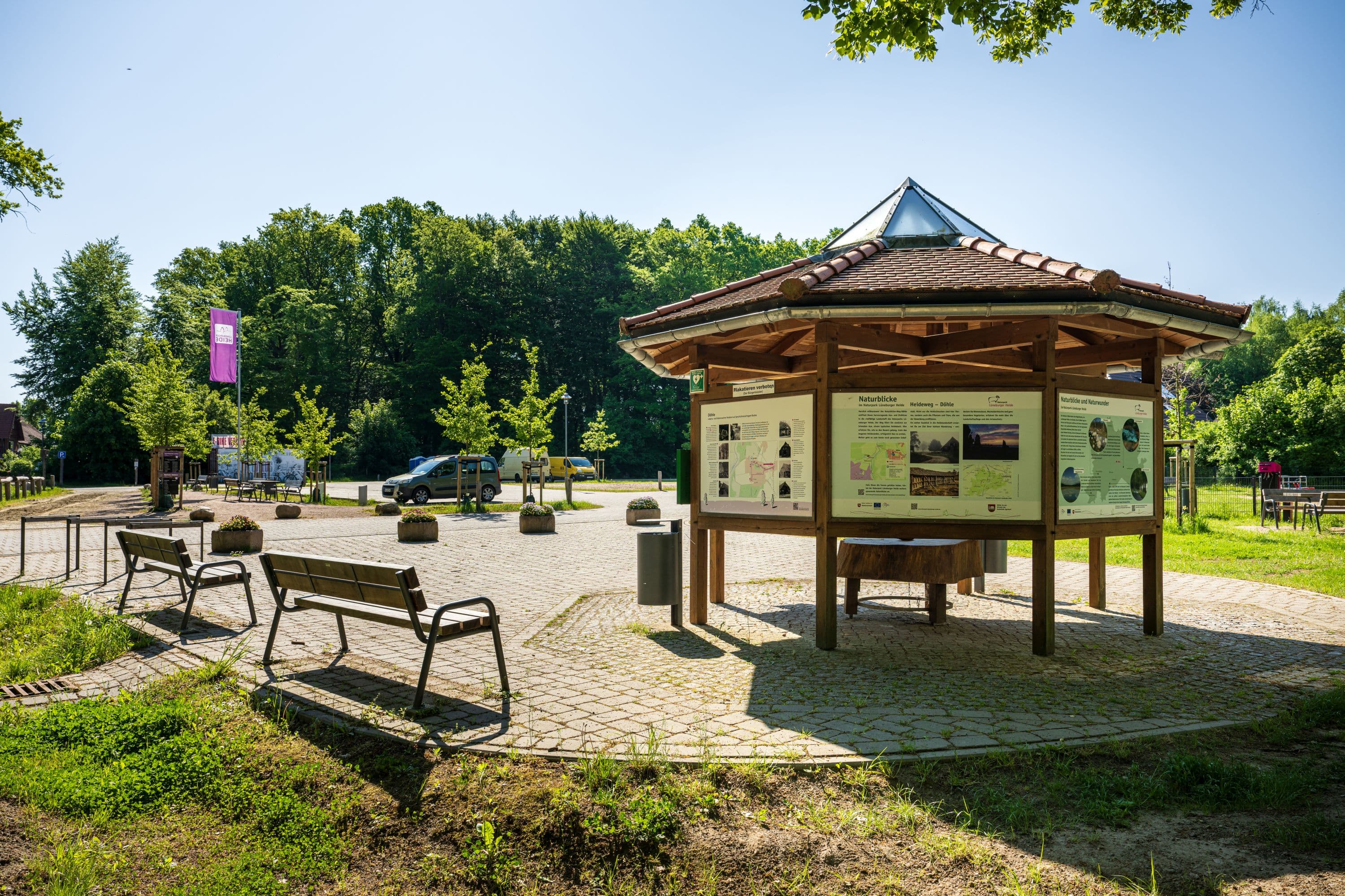 Übersichtstafeln auf dem Wander- und Kutschenparkplatz in Döhle am Naturschutzgebiet Lüneburger Heide