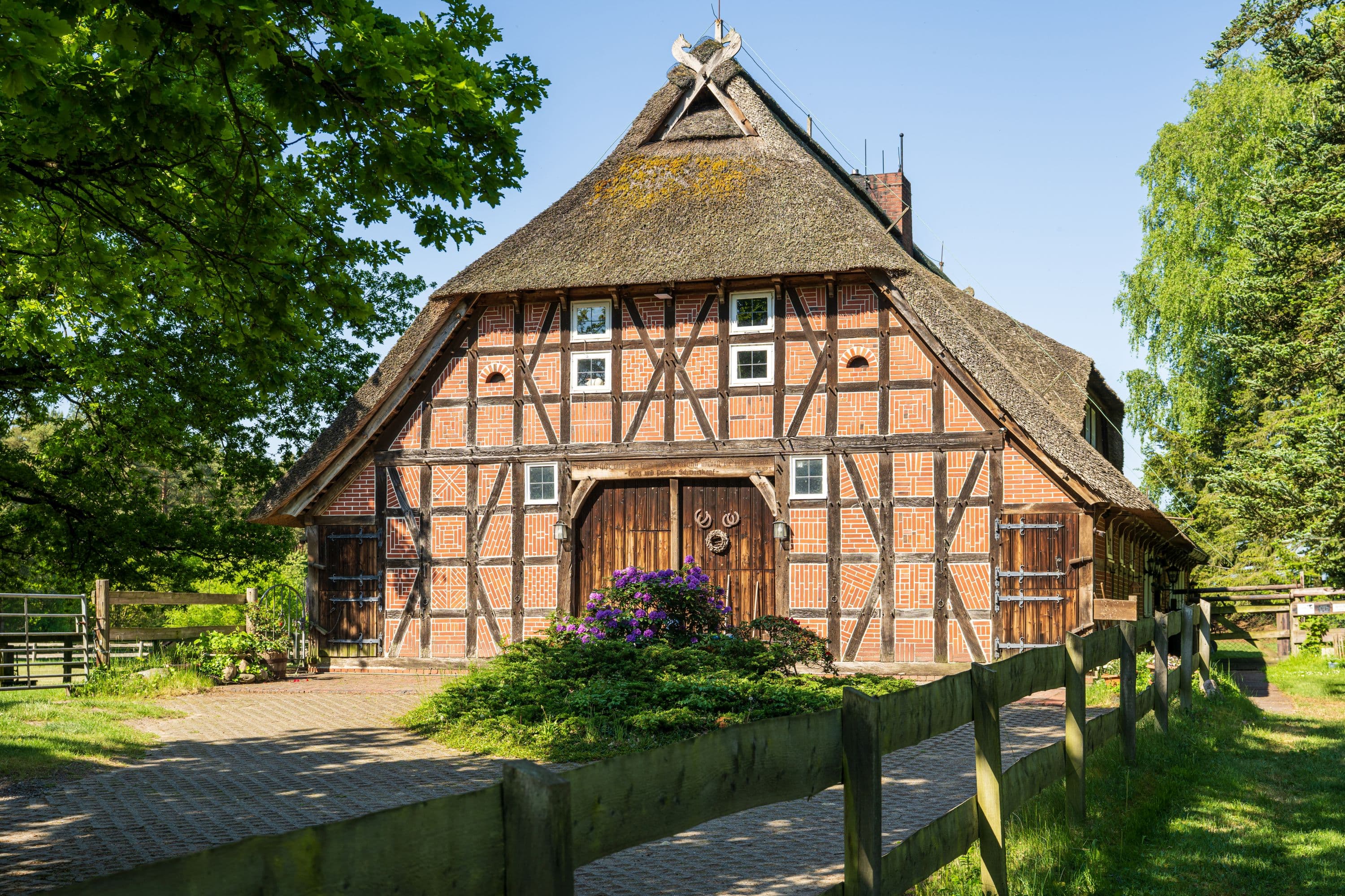 Fachwerkhaus in Döhle im Frühling in der Lüneburger Heide