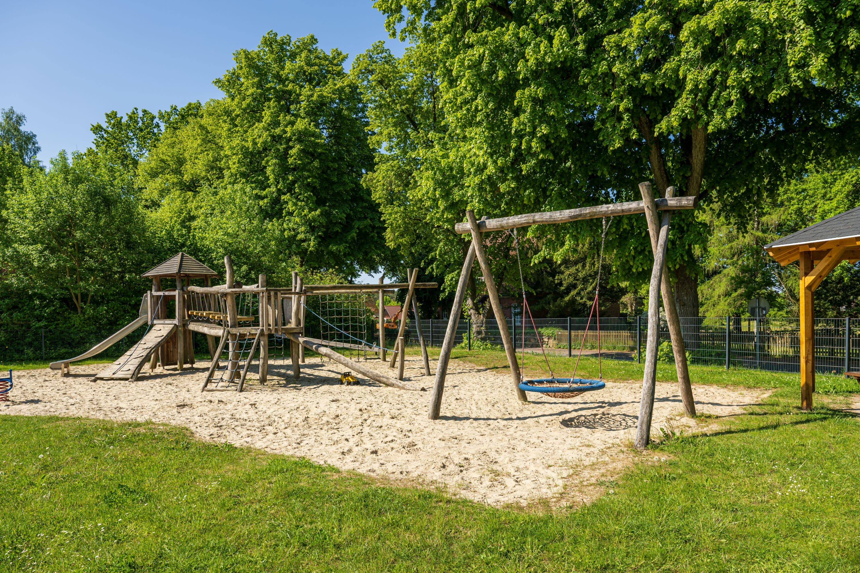 Spielplatz neben dem Wander- und Kutschenparkplatz in Döhle am Naturschutzgebiet Lüneburger Heide