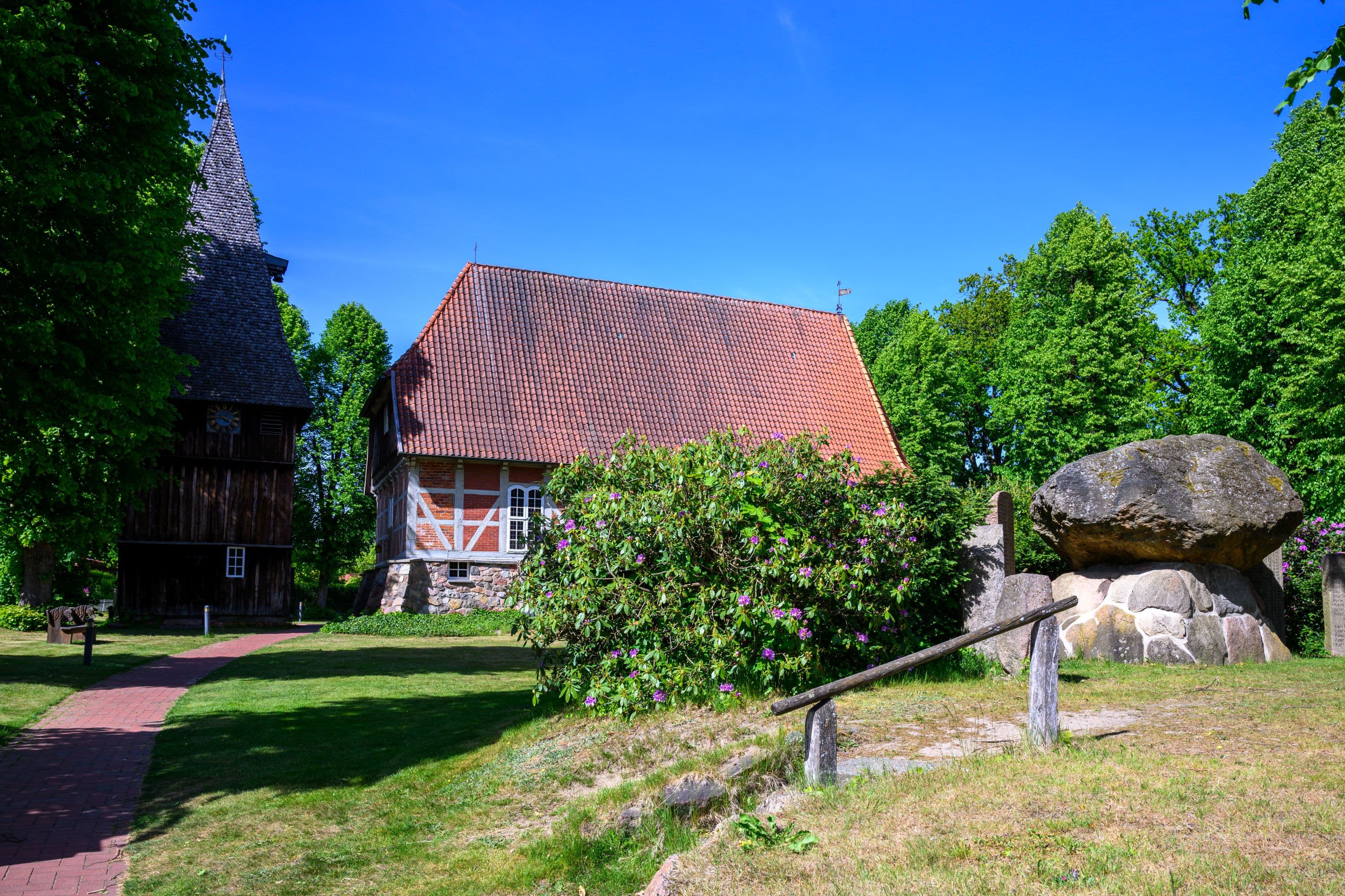 Frühling in Egestorf in der Lüneburger Heide an der Kirche St. Stephanus